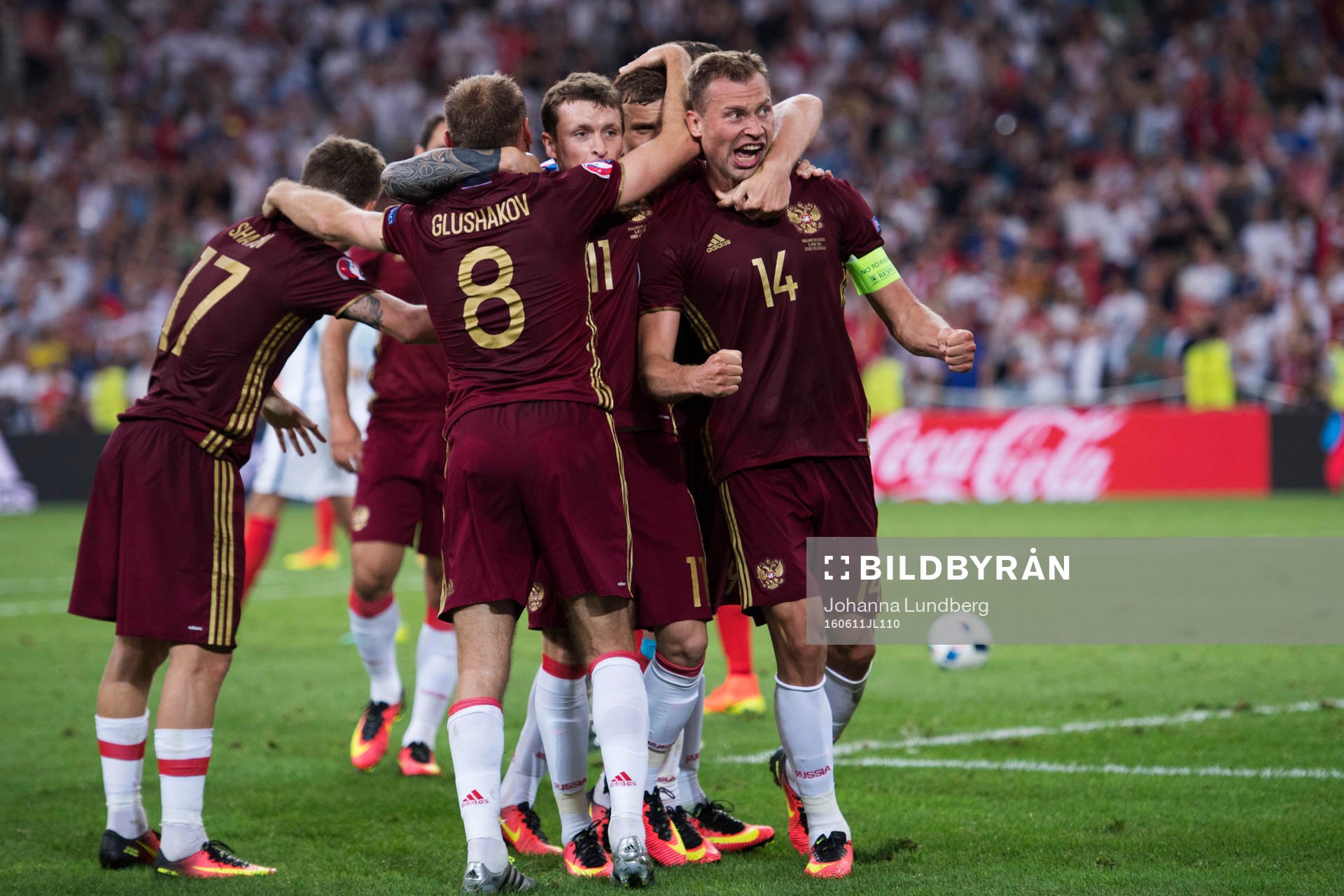 Rysslands Mihai Pintilii (m) gör 1-1 och jublar med Vasili Berezutski (th) under fotbollsmatchen mellan England och Ryssland under Fotbolls-EM den 11 juni 2016 i Marseille.