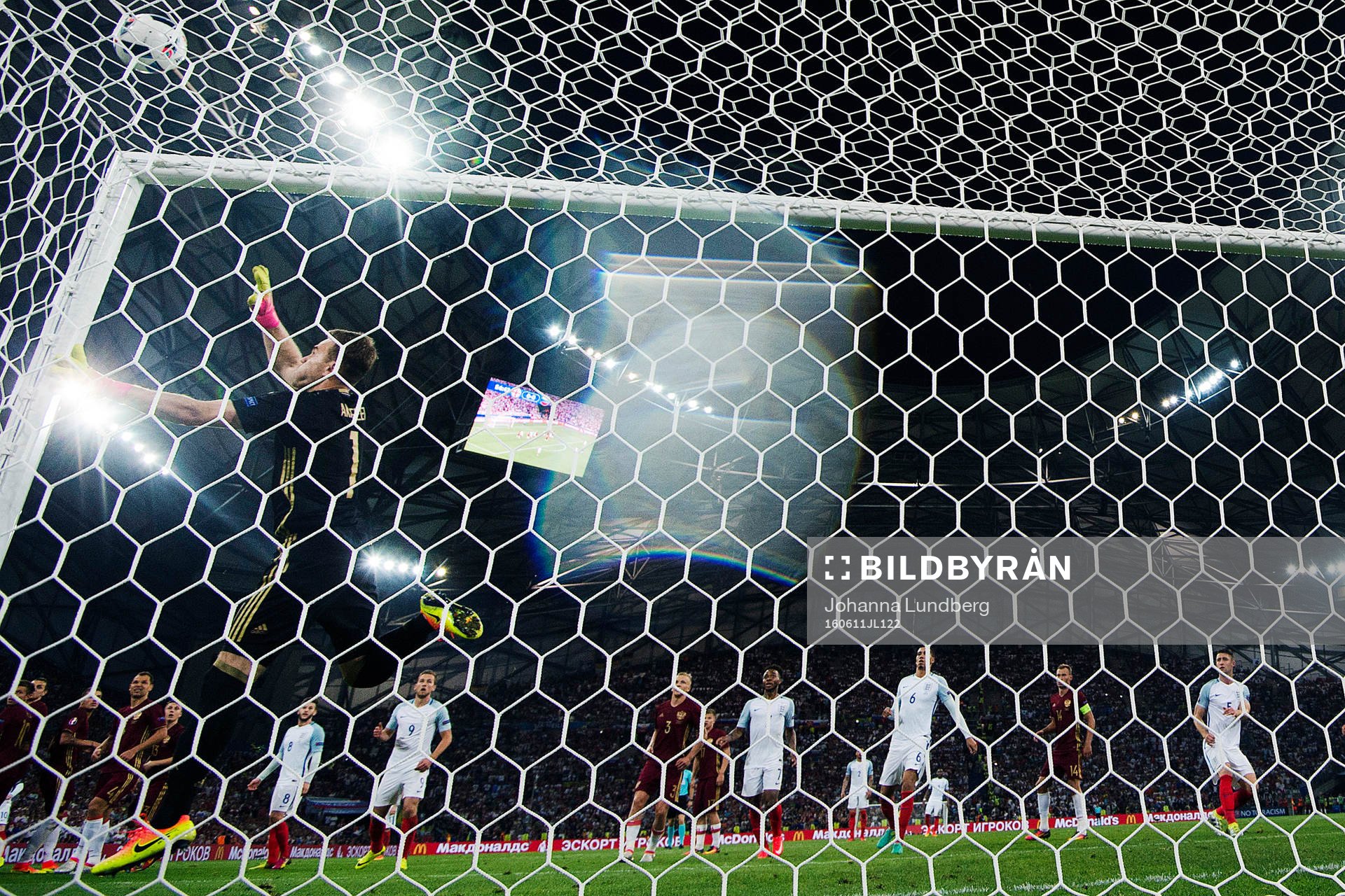 Rysslands målvakt Igor Akinfeev släpper in 1-0 av