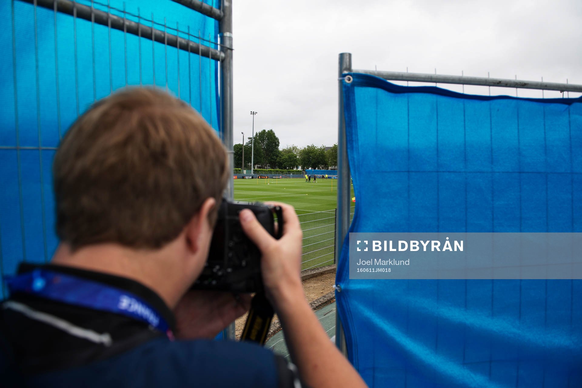 En fotograf tar en bild när Sveriges fotbollslandslag har