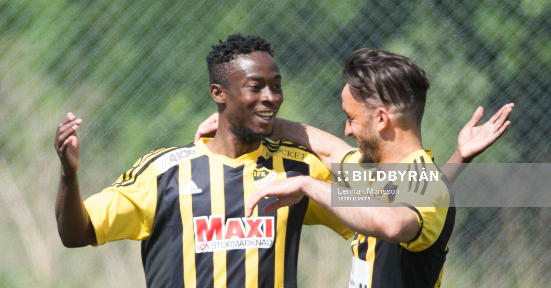 IFK Hässleholms Kojo Annor har gjort 0-2 och grattas av
