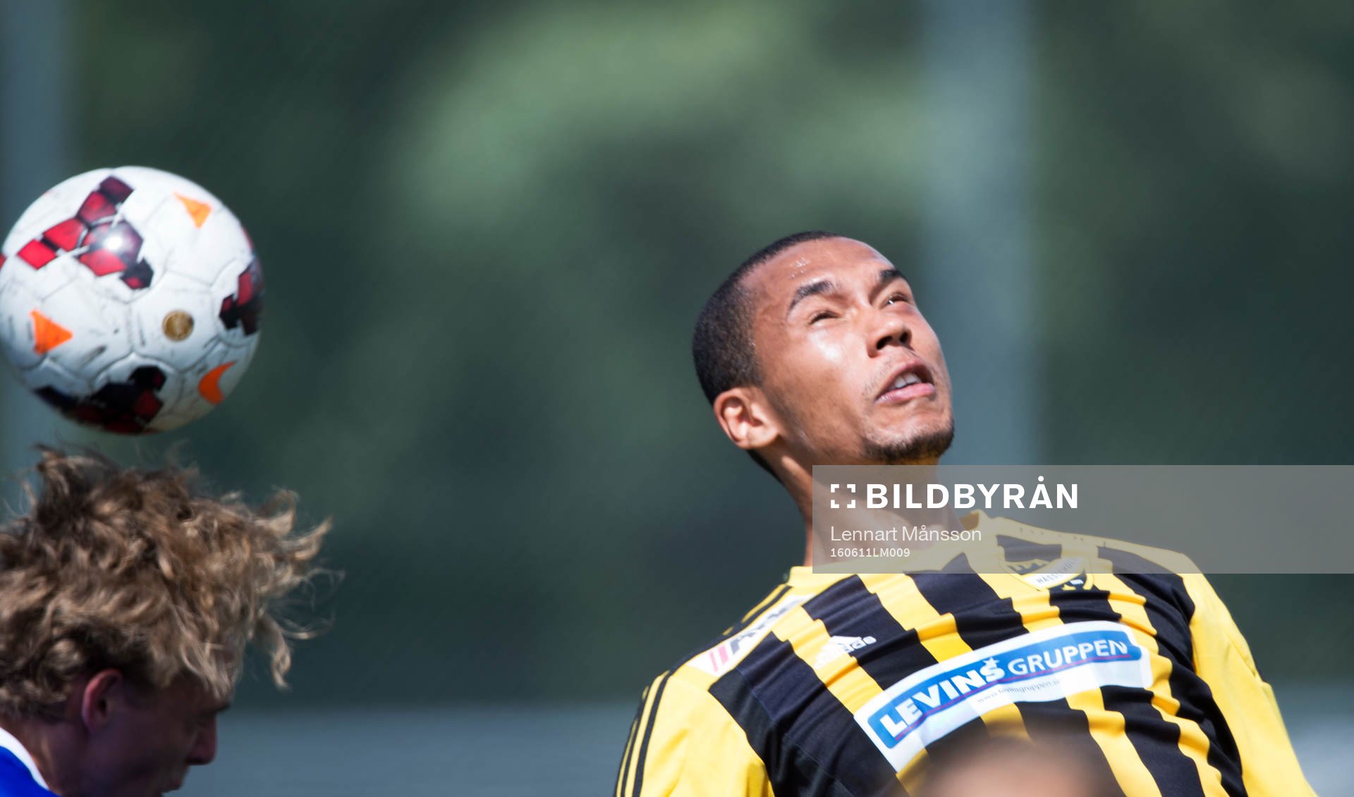 IFK Hässleholms Kevin Thompson nickduellerar i matchen i division 2 mellan Kvarnby och IFK Hässleholm i Malmö 11 juni 2016.
