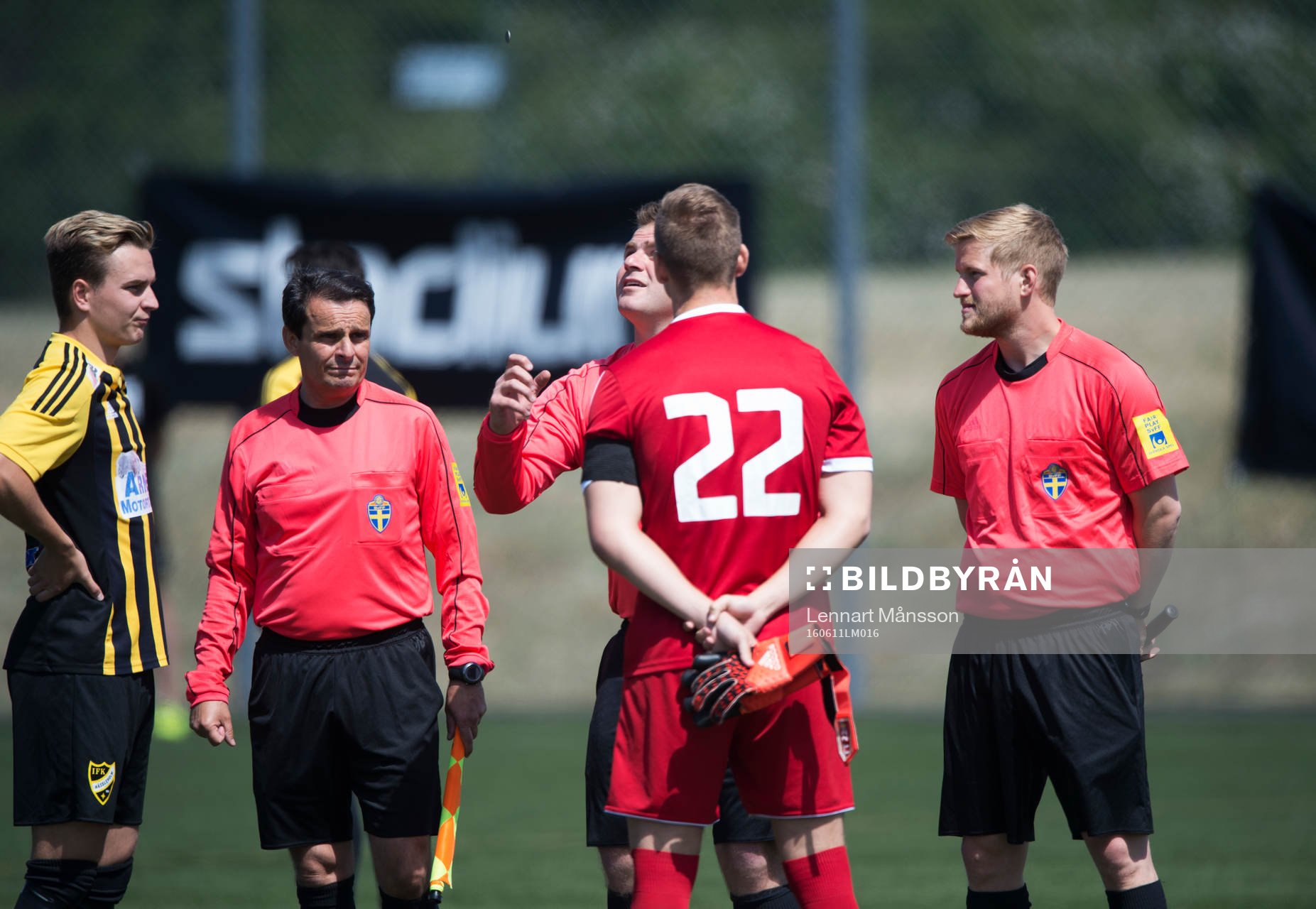 Slantsingling i matchen i division 2 mellan Kvarnby och IFK Hässleholm i Malmö 11 juni 2016.