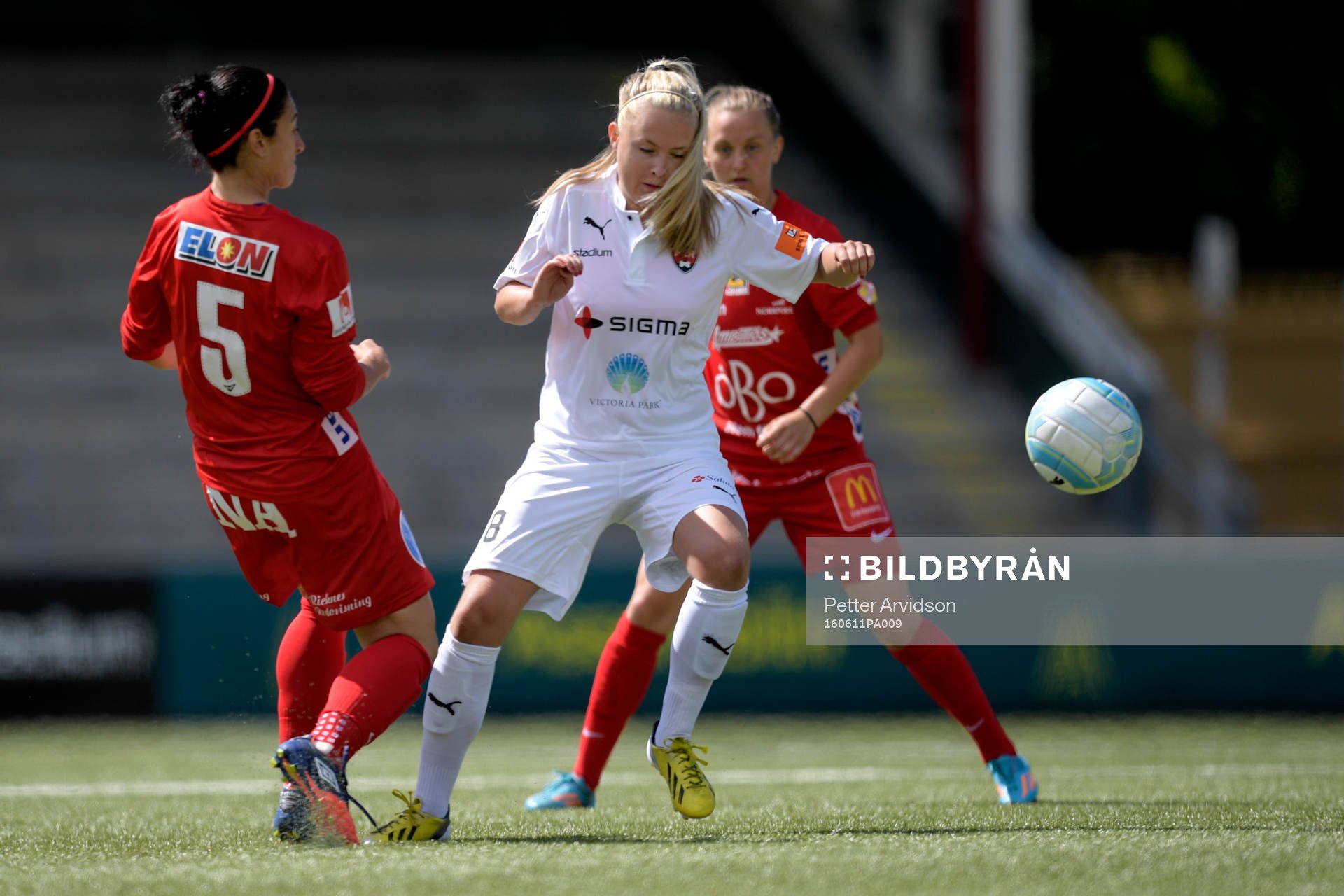 Örebros Marie-Eve Nault och Rosengårds Iina Salmi under fotbollsmatchen i Damallsvenskan mellan FC Rosengård och Örebro den 11 juni 2016 i Malmö.