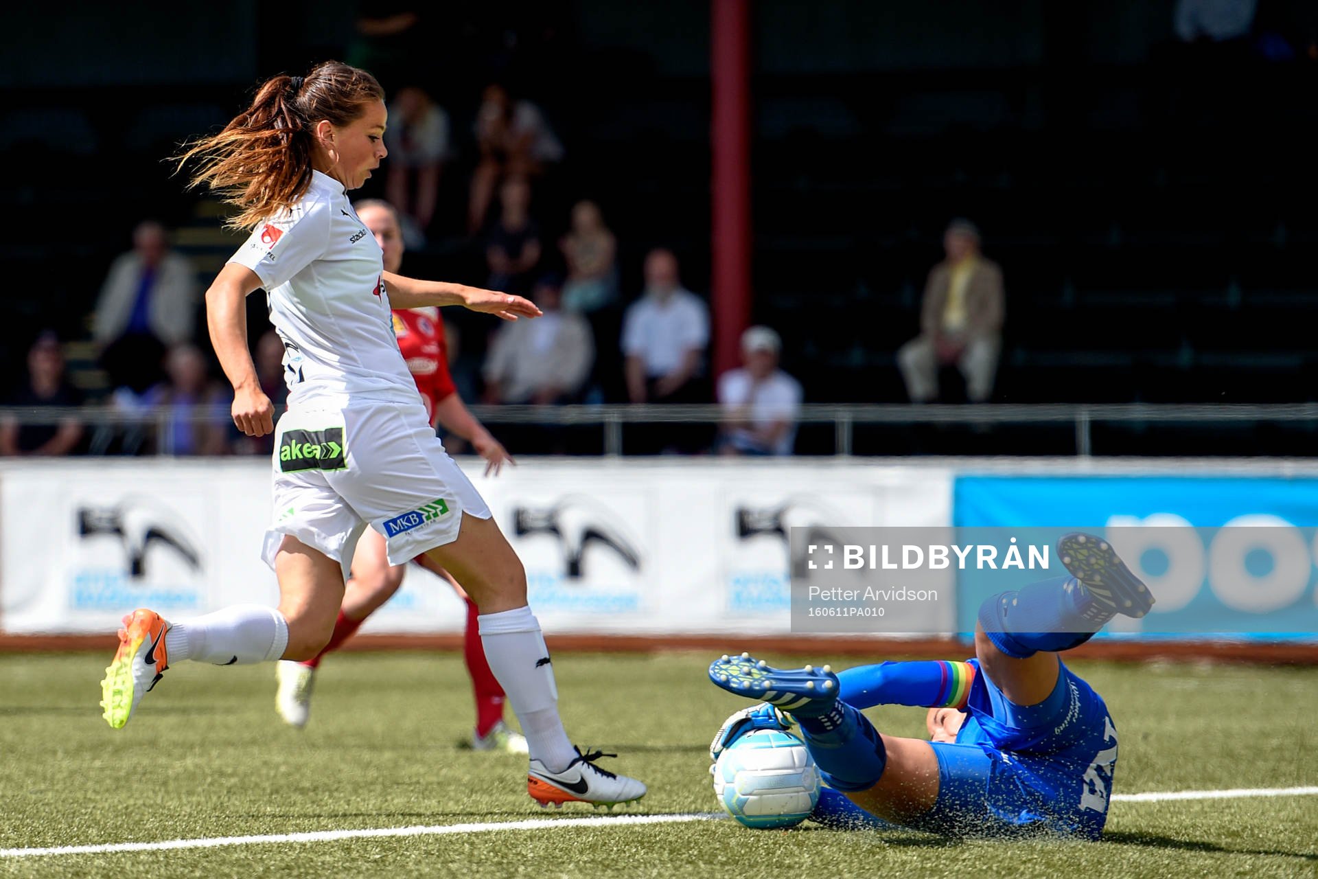 Rosengårds Sara Björk Gunnarsdottir och Örebros målvakt