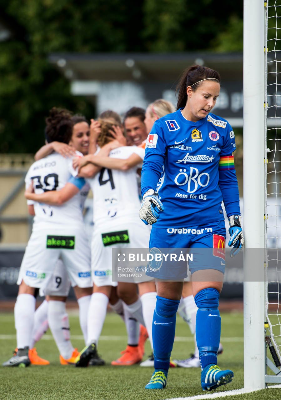 Örebros målvakt Carola Söberg deppar