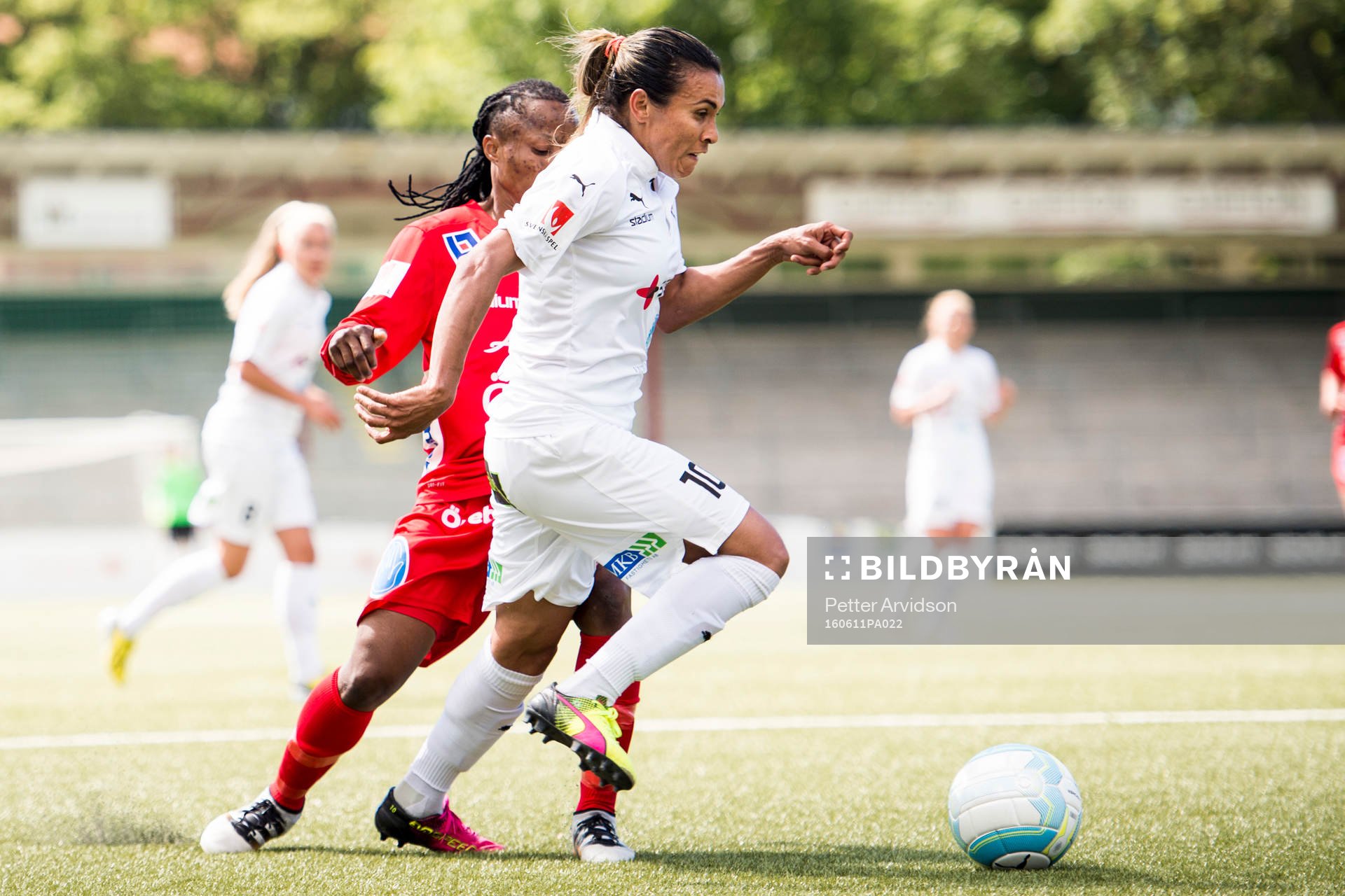 Rosengårds Marta Viera Da Silva tar sig förbi Örebros