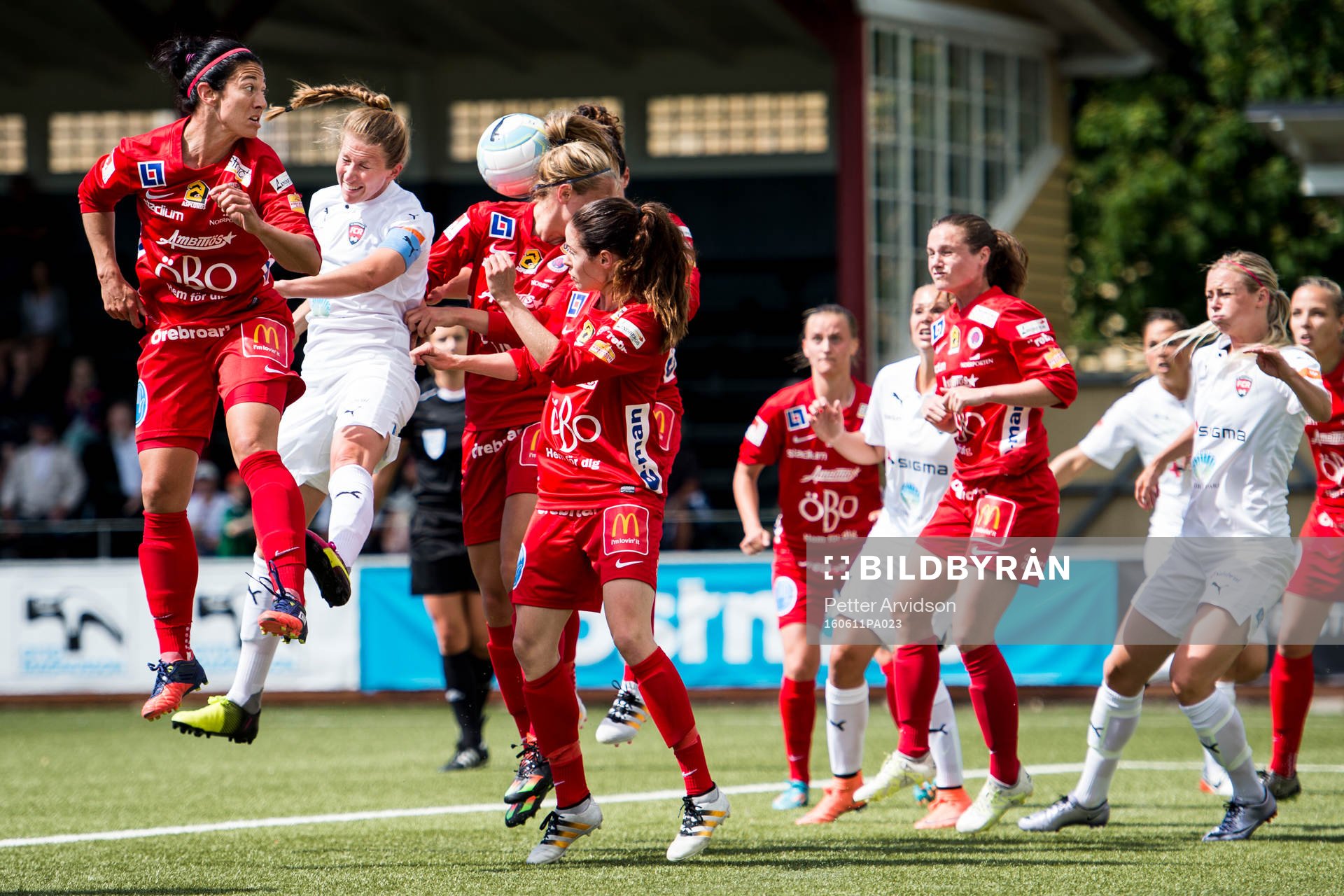 Rosengårds Emma Berglund (tv) nickar mot mål i kamp med Örebros Marie-Eve Nault under fotbollsmatchen i Damallsvenskan mellan FC Rosengård och Örebro den 11 juni 2016 i Malmö.