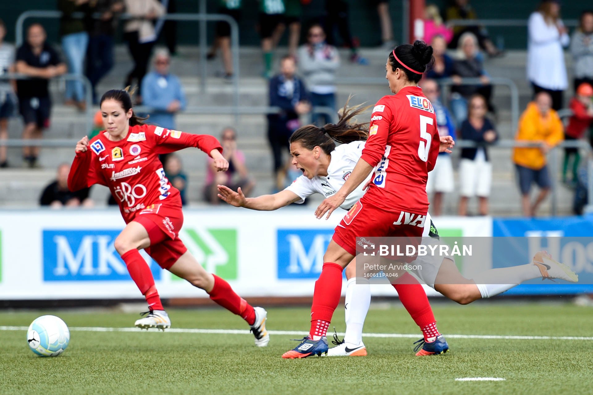 Rosengårds Sara Björk Gunnarsdottir fälls av Örebros Marie-Eve Nault med straff som följd under fotbollsmatchen i Damallsvenskan mellan FC Rosengård och Örebro den 11 juni 2016 i Malmö.