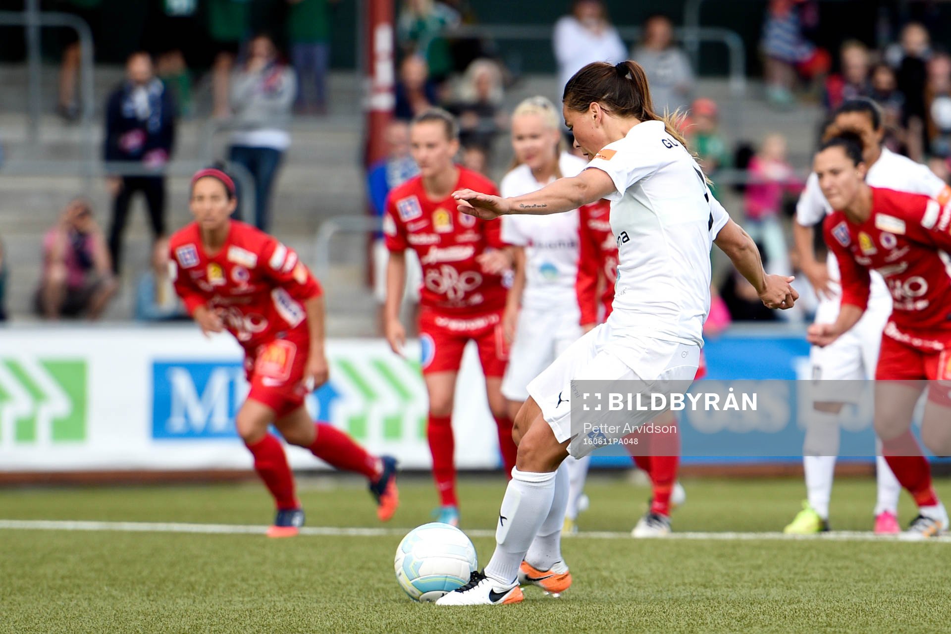 Rosengårds Sara Björk Gunnarsdottir för 2-0 på straff