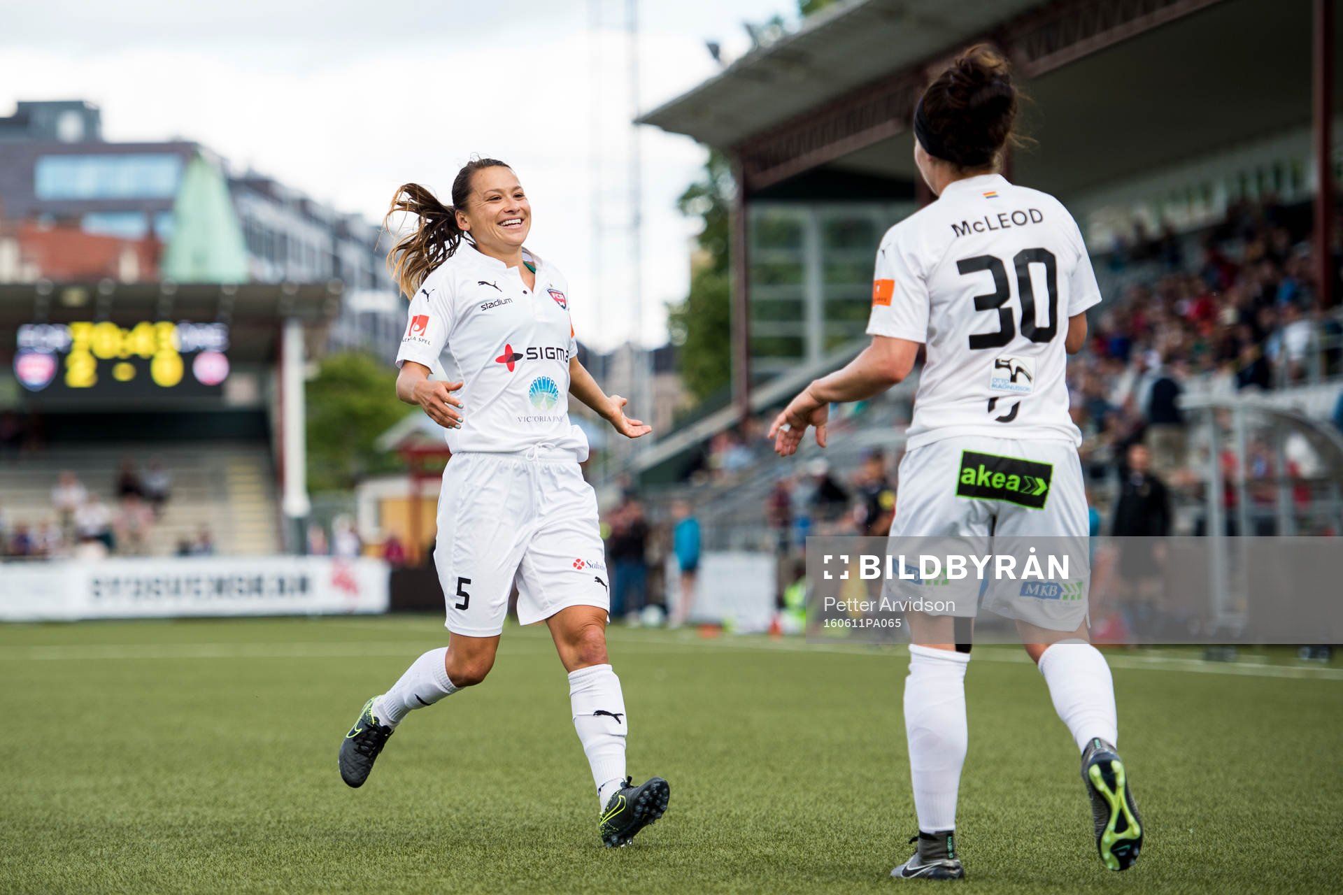 Rosengårds Alexandra Lowe Riley och Ella Masar jublar efter 3-0 målet under fotbollsmatchen i Damallsvenskan mellan FC Rosengård och Örebro den 11 juni 2016 i Malmö.