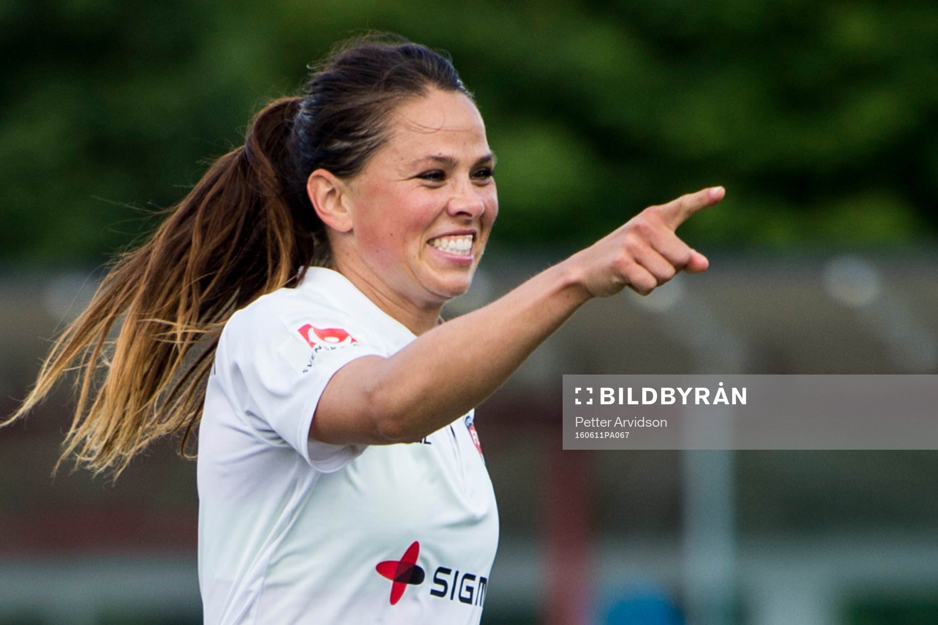 Rosengårds Sara Björk Gunnarsdottir jublar efter att Ella Masar (ej i bild) gjort 3-0 under fotbollsmatchen i Damallsvenskan mellan FC Rosengård och Örebro den 11 juni 2016 i Malmö.