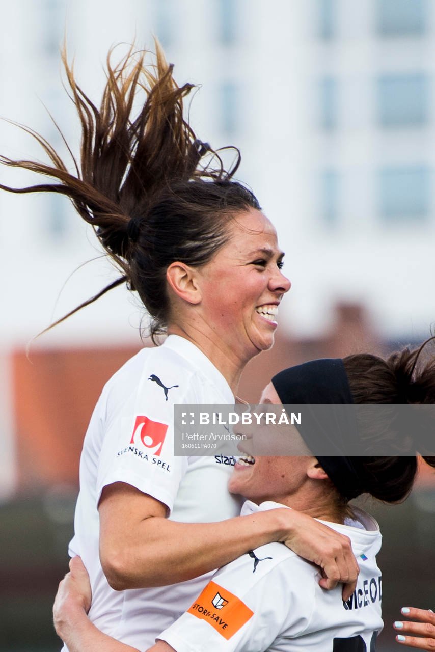 Rosengårds Sara Björk Gunnarsdottir jublar med att Ella Masar som gjort 3-0 under fotbollsmatchen i Damallsvenskan mellan FC Rosengård och Örebro den 11 juni 2016 i Malmö.