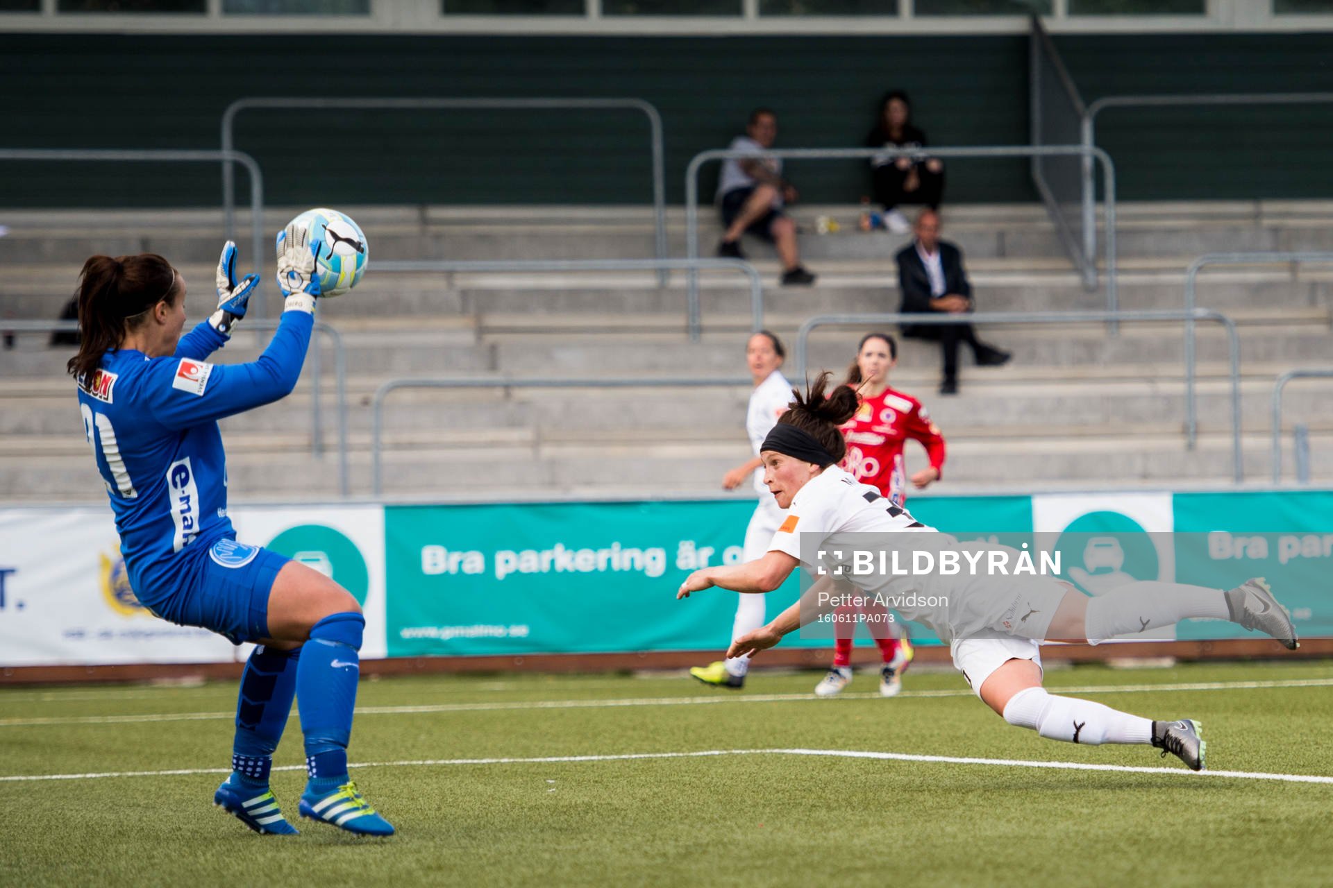 Örebros målvakt Carola Söberg räddar en nick från