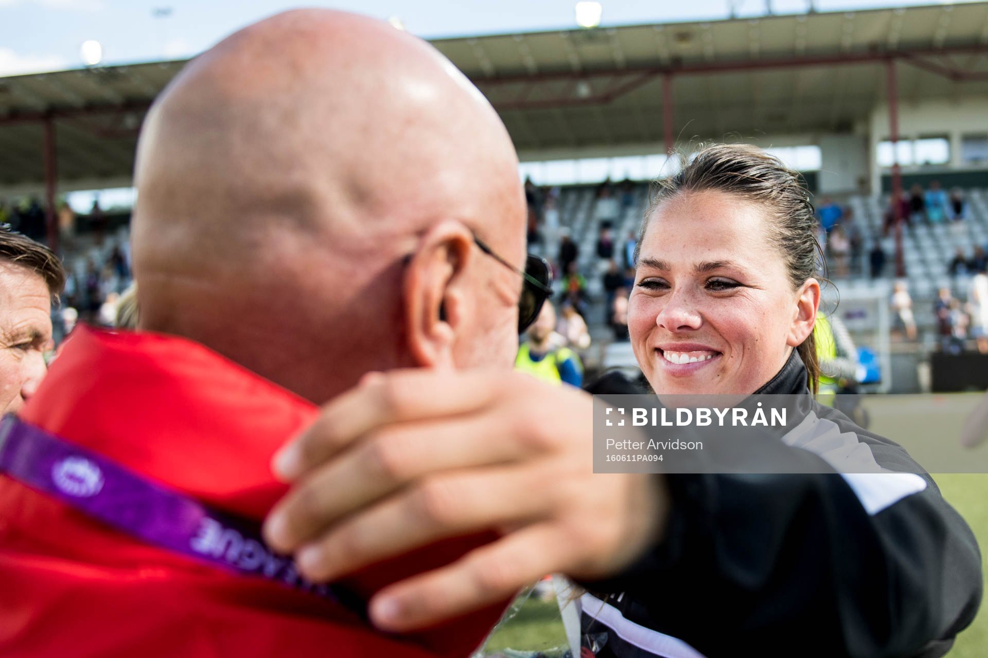 Rosengårds Sara Björk Gunnarsdottir avtackas efter att hon spelat sin sista match för FC Rosengård efter fotbollsmatchen i Damallsvenskan mellan FC Rosengård och Örebro den 11 juni 2016 i Malmö.