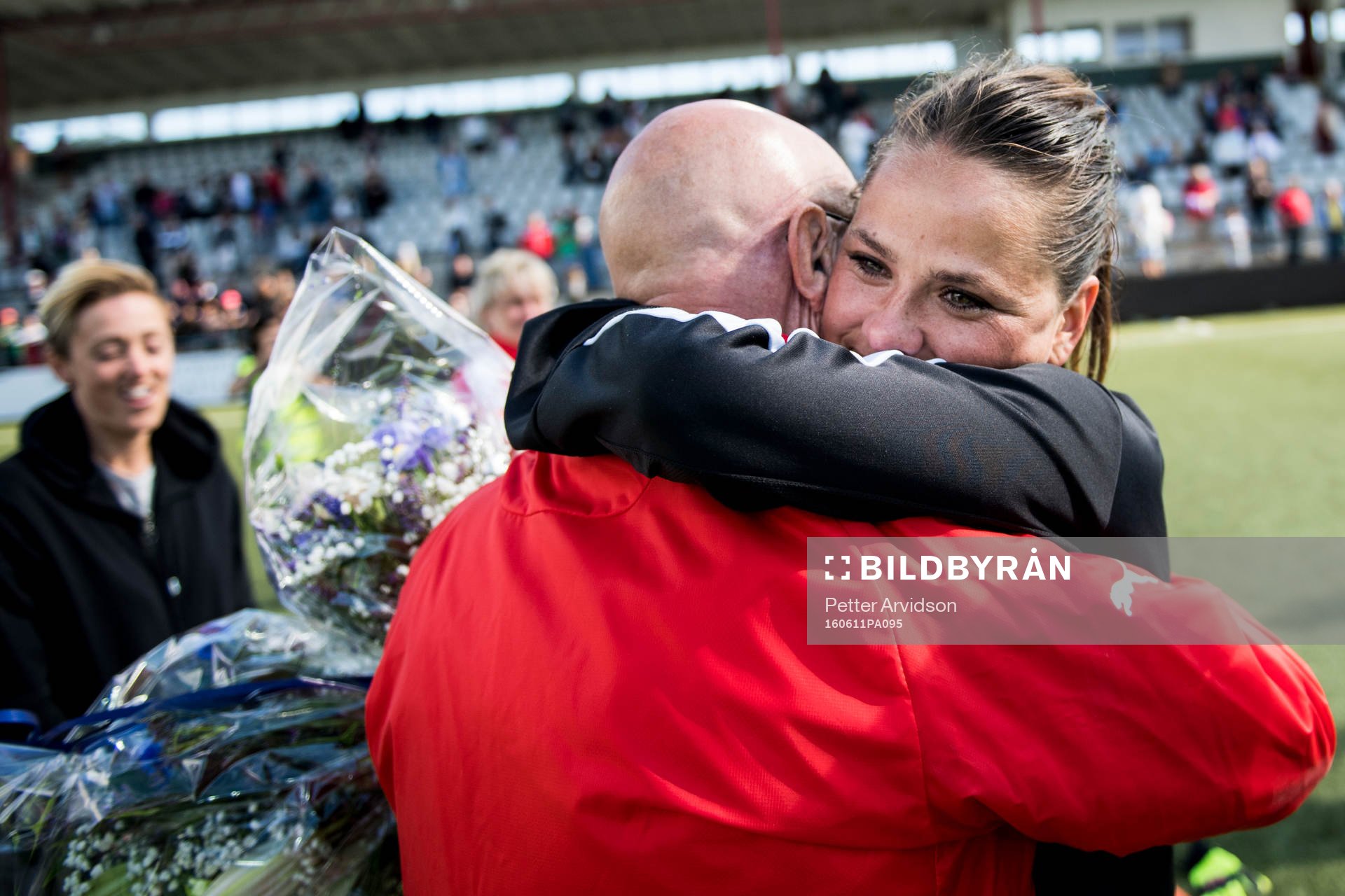 Rosengårds Sara Björk Gunnarsdottir avtackas efter att hon spelat sin sista match för FC Rosengård efter fotbollsmatchen i Damallsvenskan mellan FC Rosengård och Örebro den 11 juni 2016 i Malmö.
