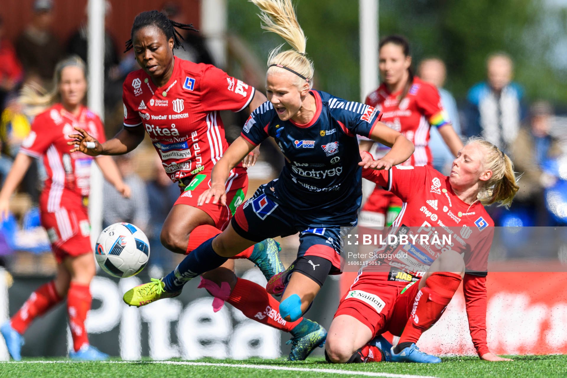 Linköpings Pernille Harder blir tacklad av Piteås Elin