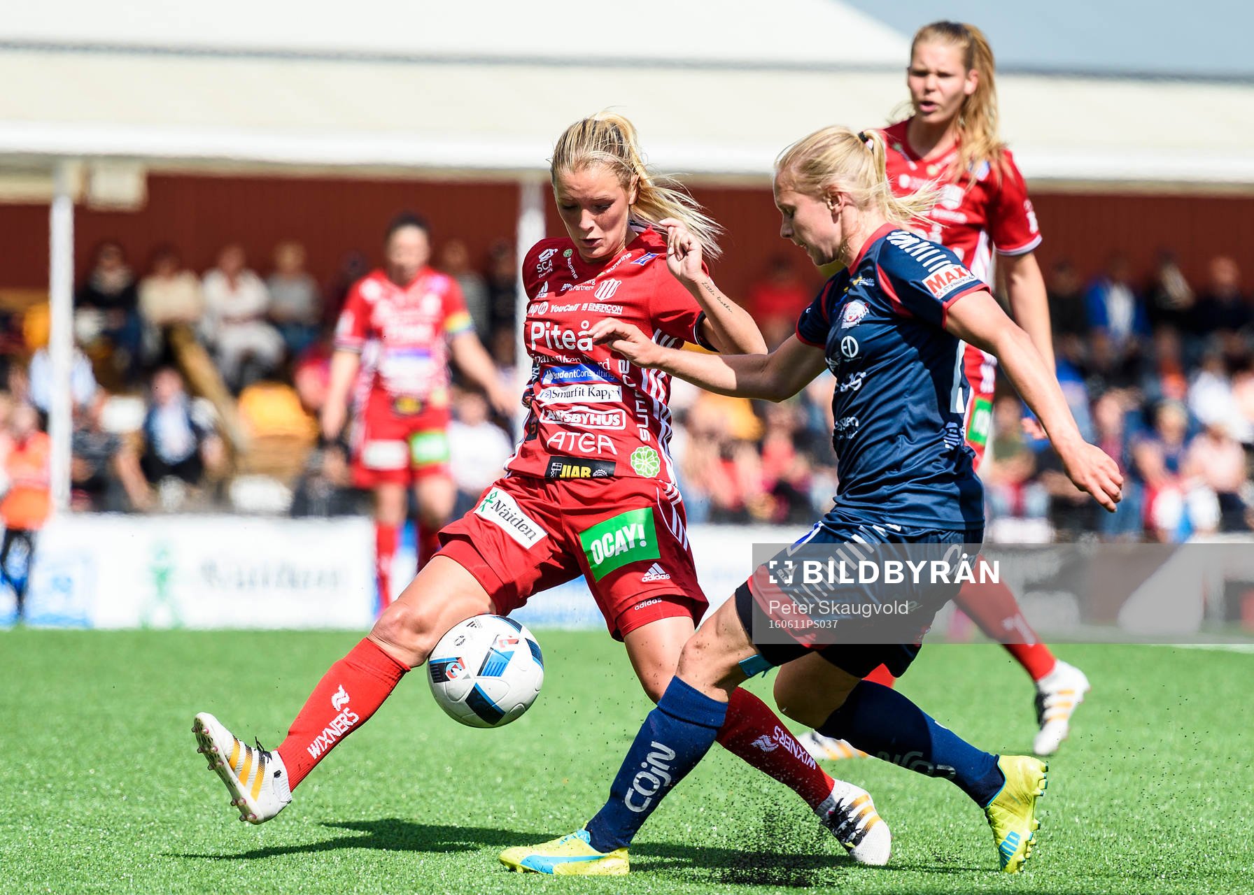 Piteås Ronja Aronsson och Linköpings Jonna Andersson under fotbollsmatchen i Damallsvenskan mellan Piteå och Linköping den 11 juni 2016 i Piteå.