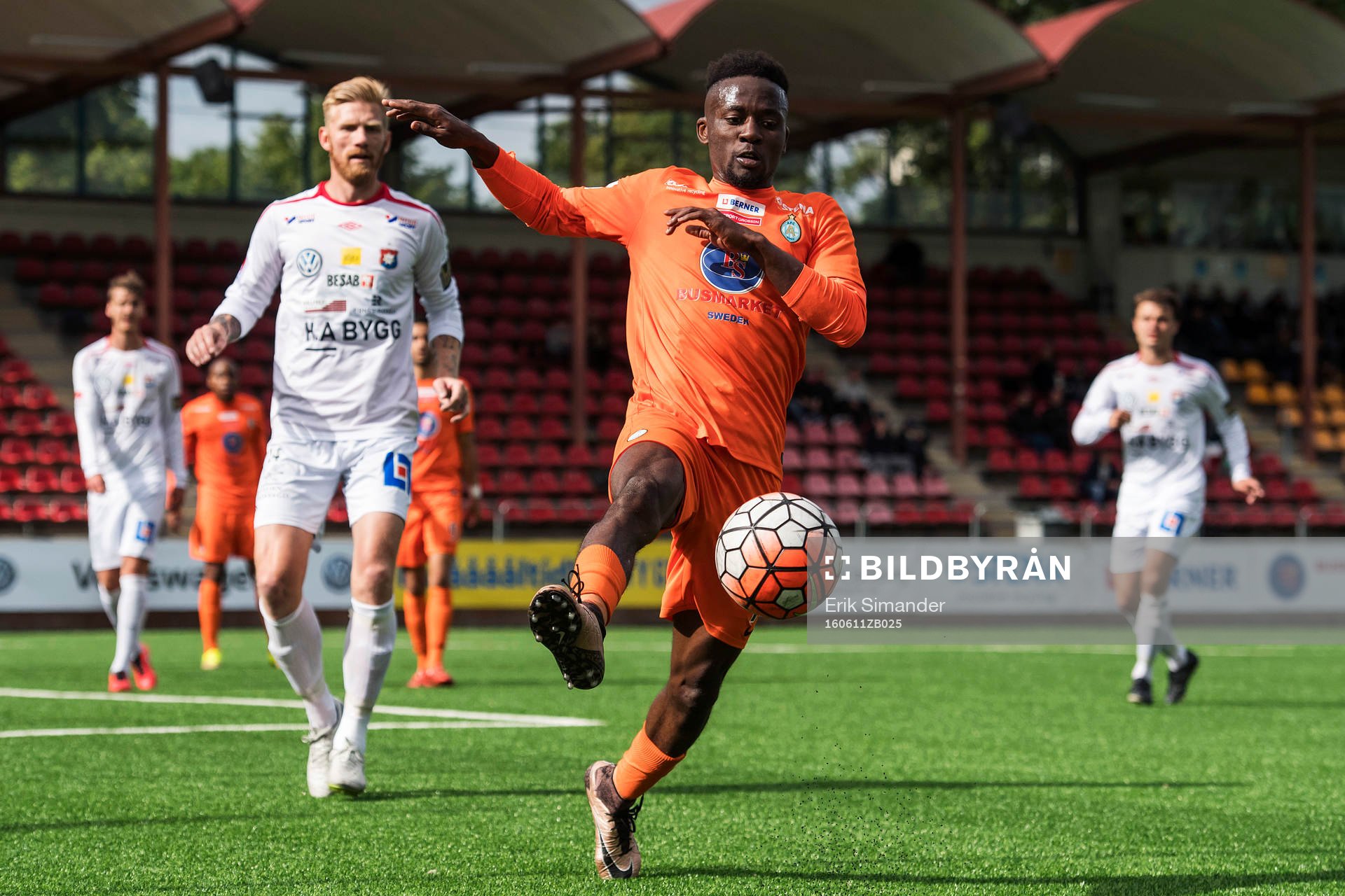 Athletics Mohamed Buya Tugay med bollen