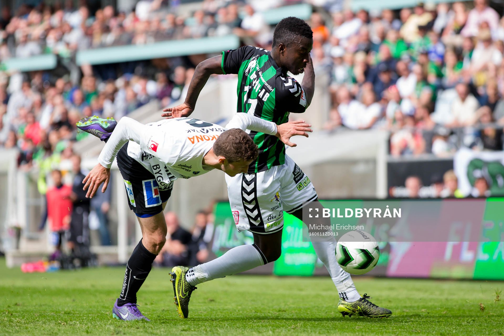 GAIS Kieron Cadogan mot Sirius Jakob Bergman under fotbollsmatchen i Superettan mellan GAIS och Sirius den 11 juni 2016 i Göteborg.