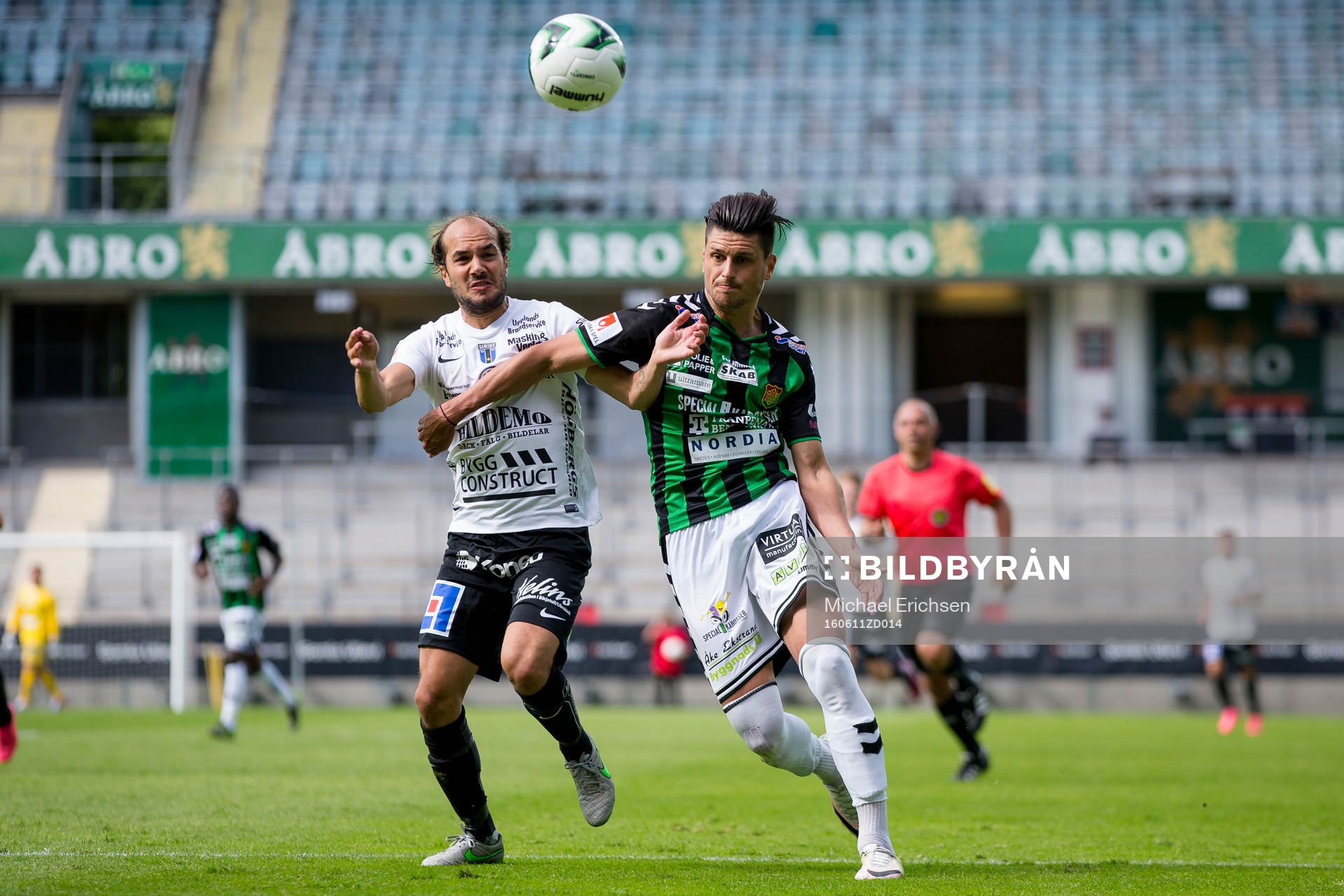 Sirius Karl Larson i kamp med GAIS Luka Mijaljevic under fotbollsmatchen i Superettan mellan GAIS och Sirius den 11 juni 2016 i Göteborg.