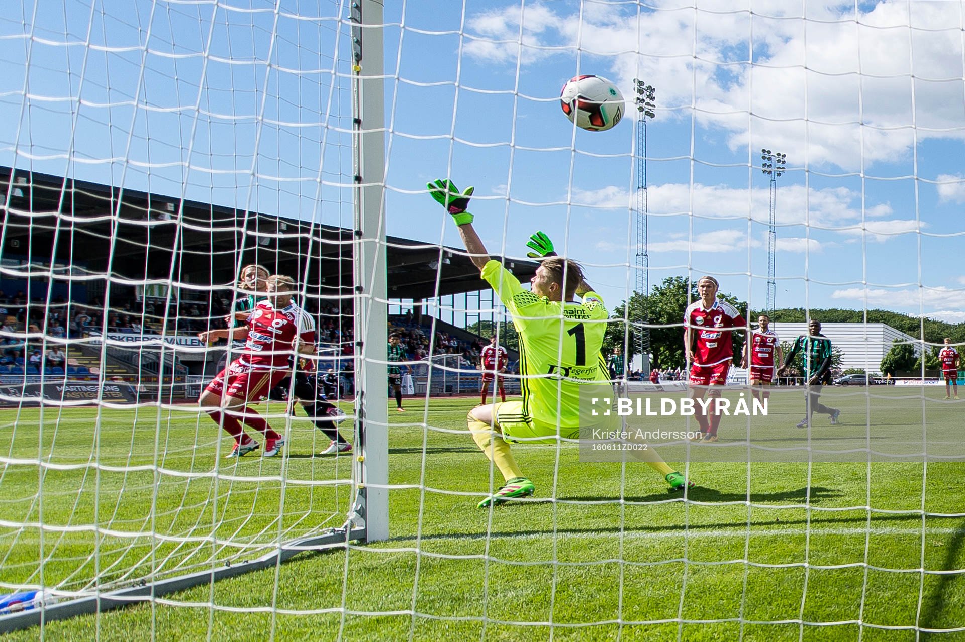 Degerfors målvakt Jesse Öst ser bollen från Varbergs