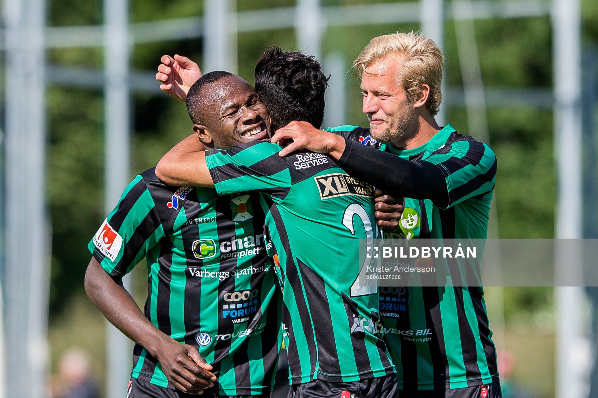 Varbergs Nsima Peter jublar och blir omfamnad av Hosam