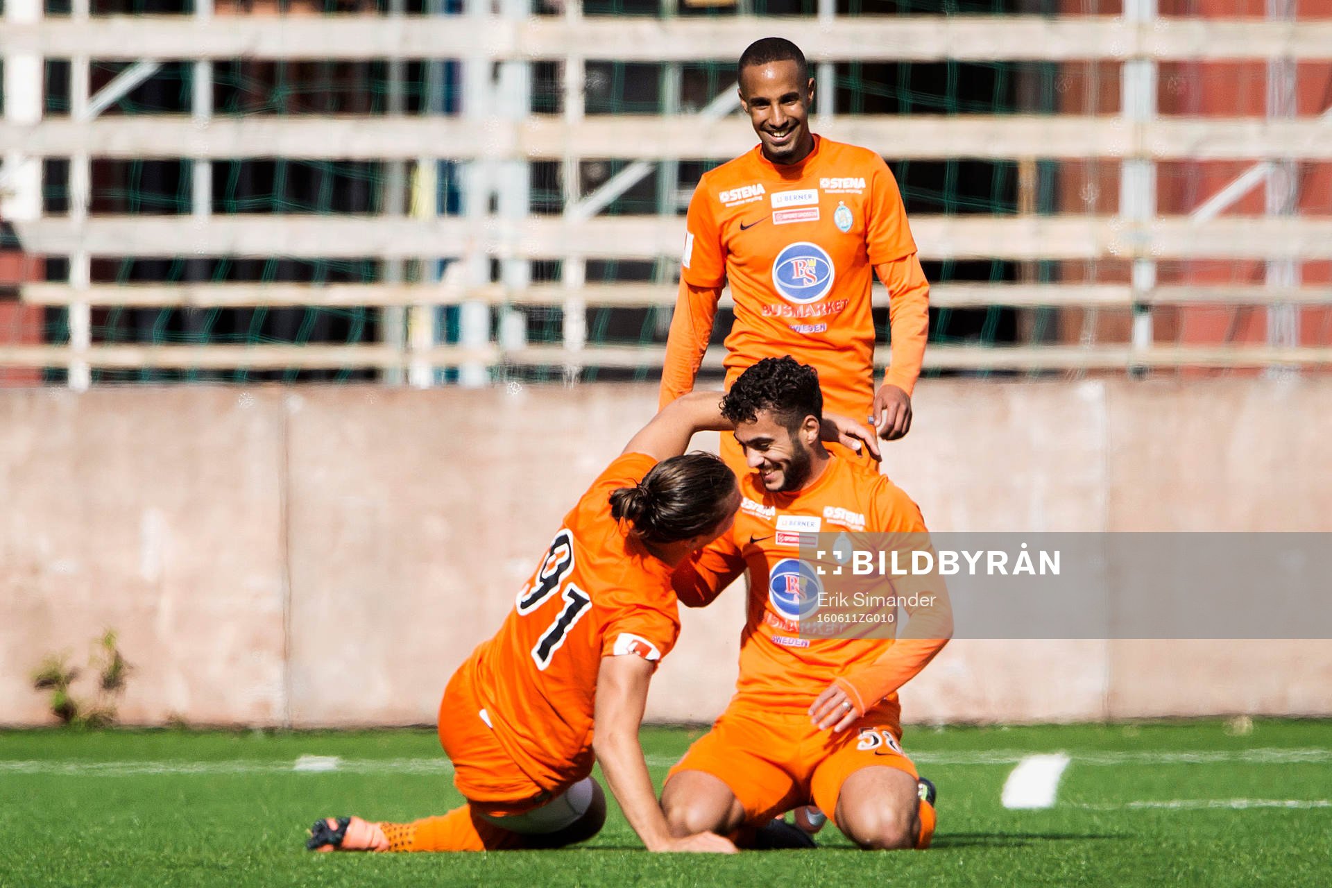 Athletics Othman El Kabir jublar tillsammans med Erik Figueroa efter att ha gjort 2-0 under fotbollsmatchen i Superettan mellan AFC United och Örgryte den 11 juni 2016 i Stockholm.