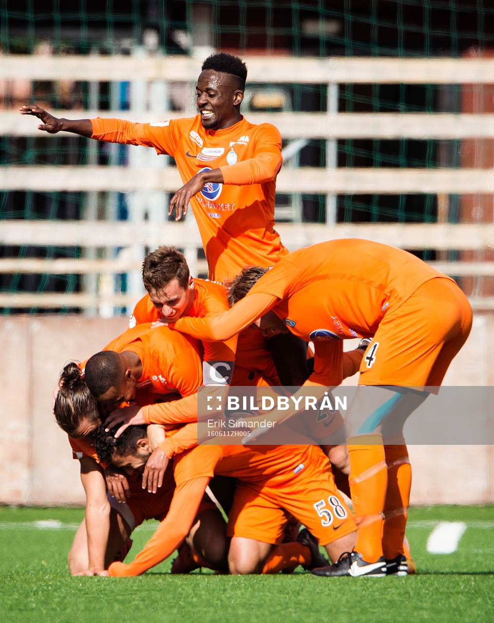 Athletics spelare jublar efter att Othman El Kabir gjort 2-0 under fotbollsmatchen i Superettan mellan AFC United och Örgryte den 11 juni 2016 i Stockholm.
