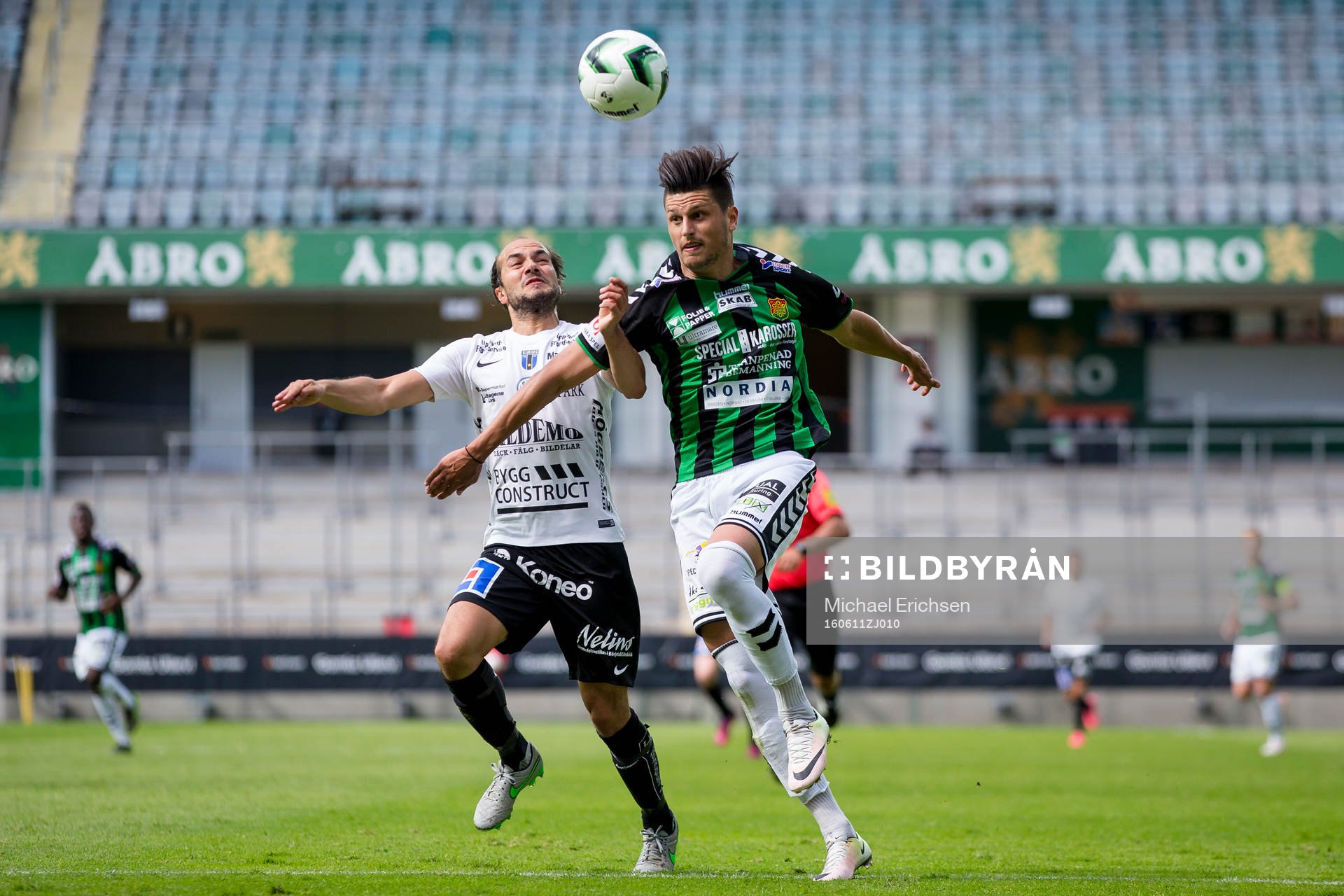 Sirius Karl Larson i kamp med GAIS Luka Mijaljevic under fotbollsmatchen i Superettan mellan GAIS och Sirius den 11 juni 2016 i Göteborg.