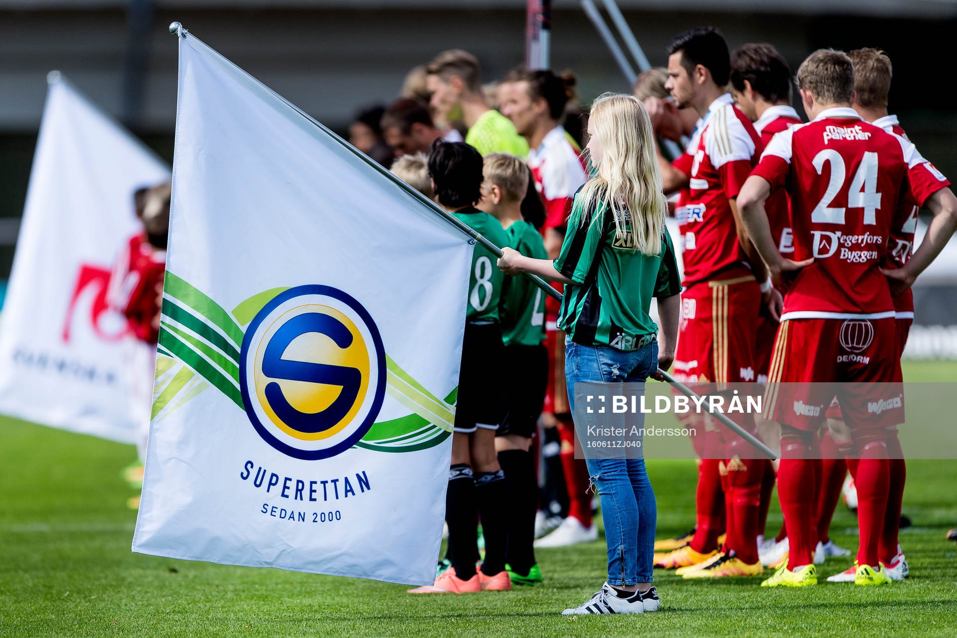 Superettan flagga före fotbollsmatchen i Superettan mellan