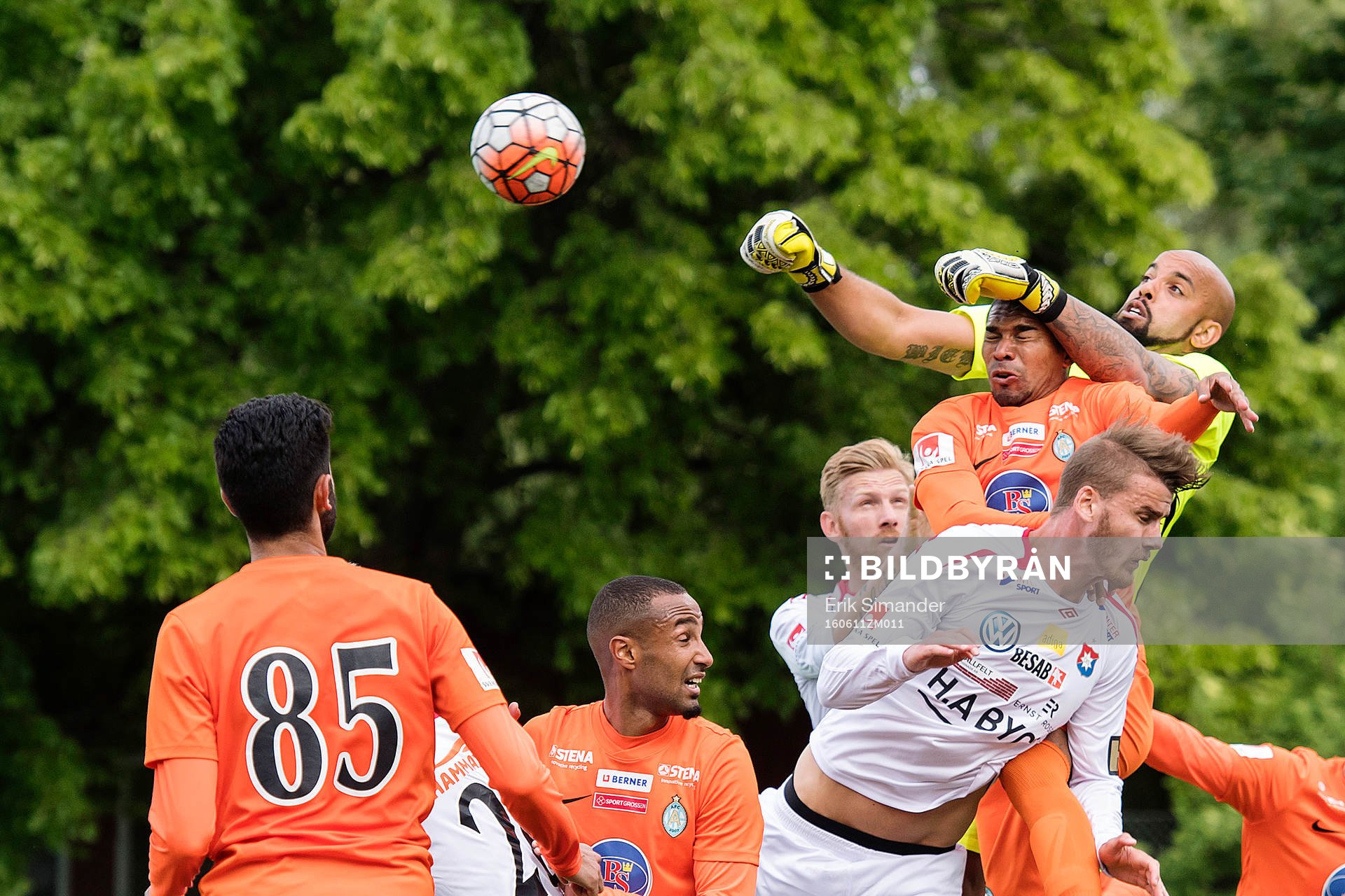 Athletics målvakt Joshua Wicks boxar bort bollen under en hörna under fotbollsmatchen i Superettan mellan AFC United och Örgryte den 11 juni 2016 i Stockholm.