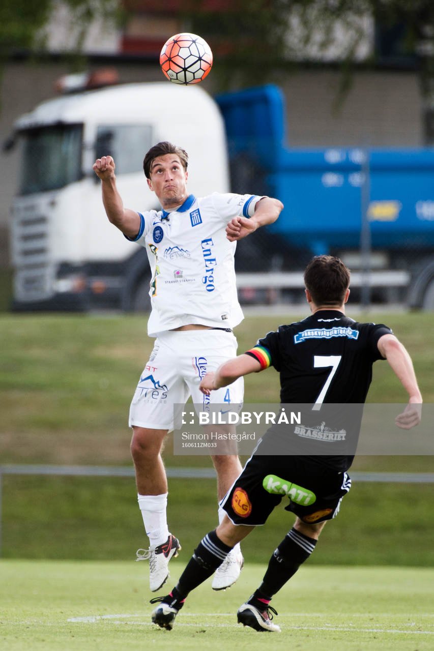 Akropolis Oskar Cederling under fotbollsmatchen i division 1 norra mellan Akropolis och Carlstad United den 11 juni 2016 i Stockholm.