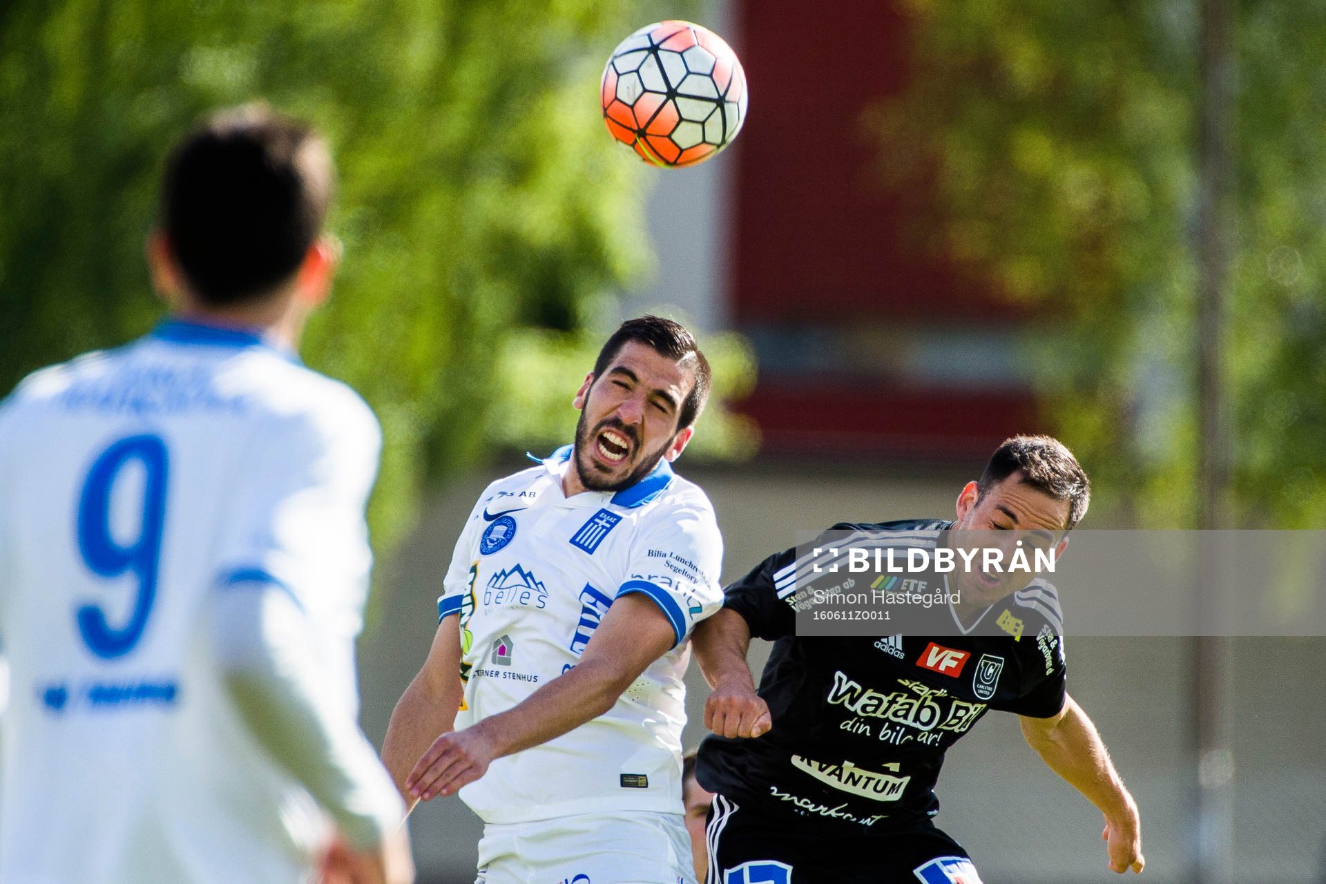Akropolis Pavlos Mitropoulos och Carlstads Carlstads Bastian Rojas Diaz under fotbollsmatchen i division 1 norra mellan Akropolis och Carlstad United den 11 juni 2016 i Stockholm.