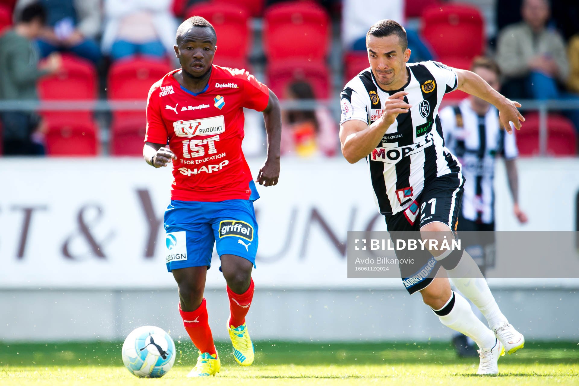 Östers Isaac Shaze och Landskronas Admir Aganovic under fotbollsmatchen i Division 1 Södra mellan Öster och Landskrona den 11 juni 2016 i Växjö.