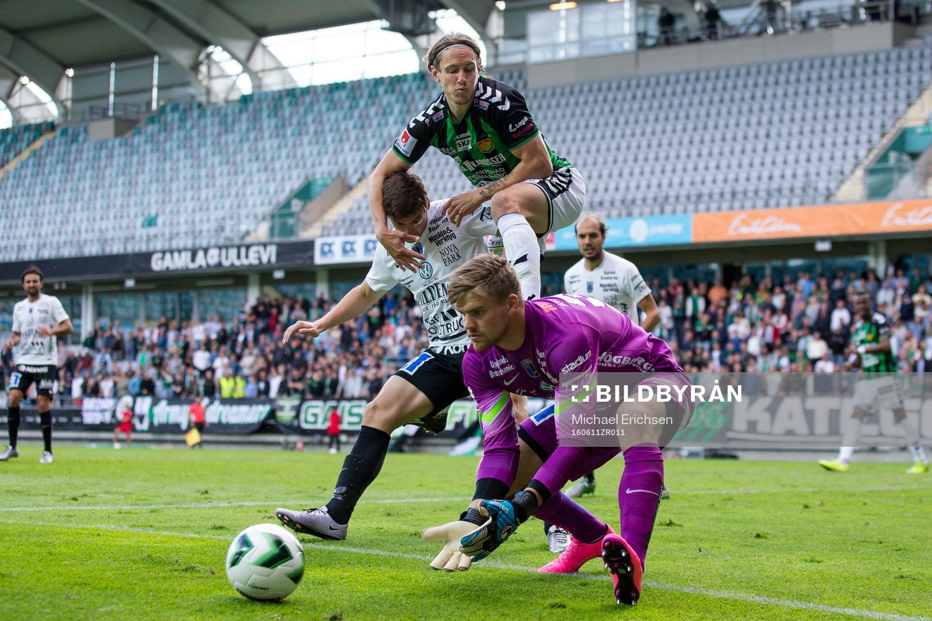 GAIS David Johannesson i kamp med Sirius Patrick Hopkins bakom Sirius målvakt Lukas Jonsson under fotbollsmatchen i Superettan mellan GAIS och Sirius den 11 juni 2016 i Göteborg.