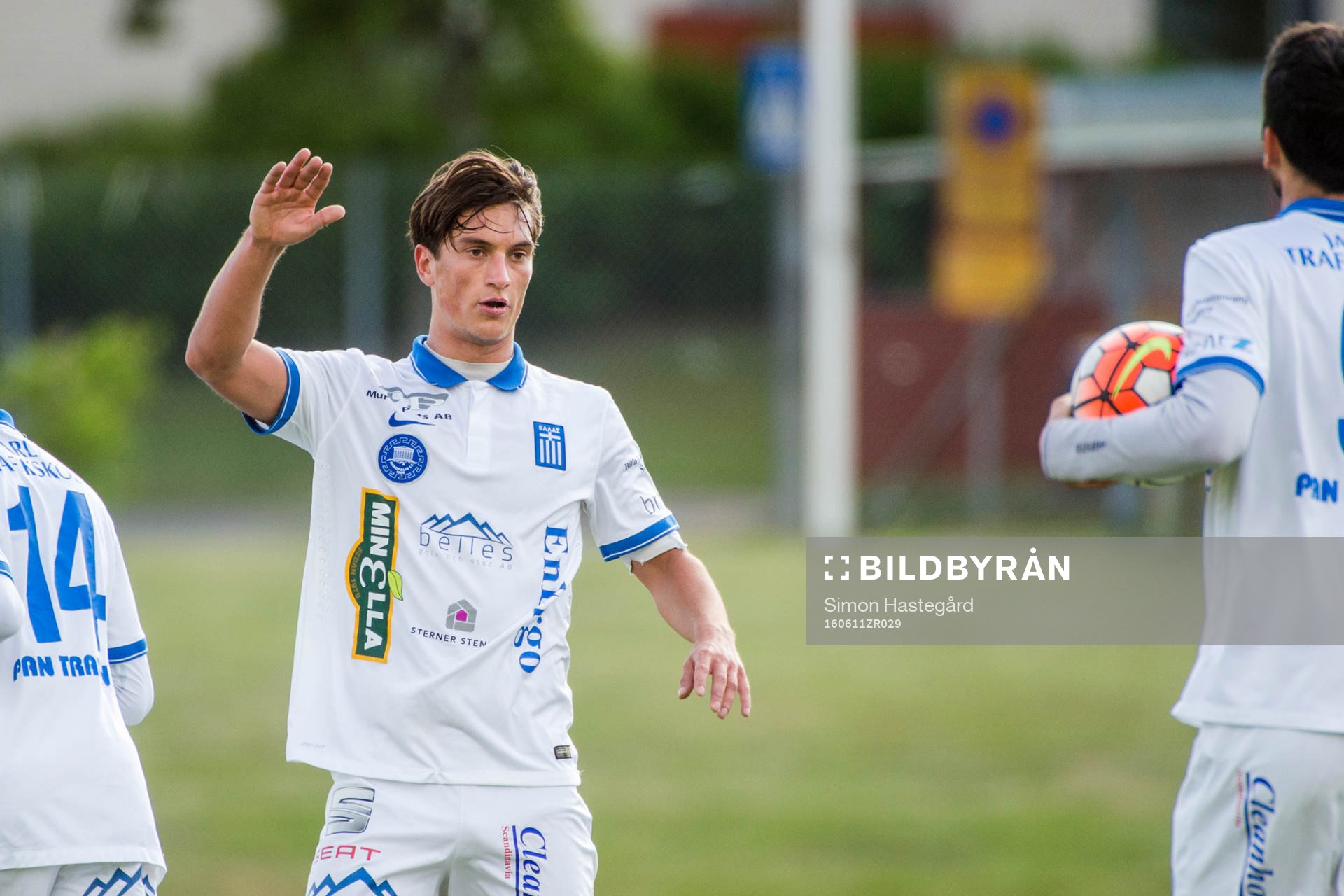 Akropolis Oskar Cederling jublar efter 1-1 av Luca Gerbino Polo under fotbollsmatchen i division 1 norra mellan Akropolis och Carlstad United den 11 juni 2016 i Stockholm.