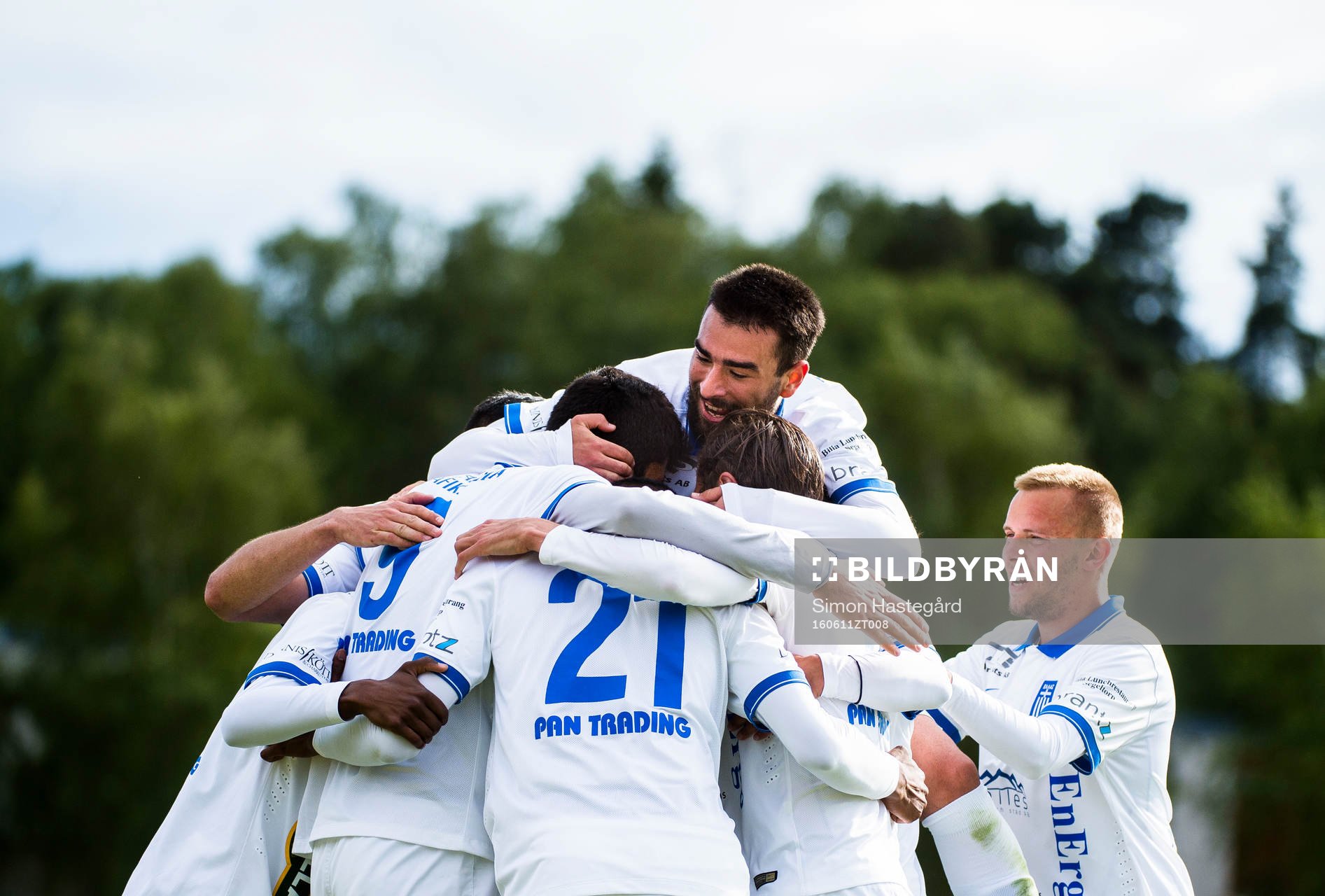 Akropolis spelare jublar efter 2-1 mål av Luca Gerbino Polo  under fotbollsmatchen i division 1 norra mellan Akropolis och Carlstad United den 11 juni 2016 i Stockholm.