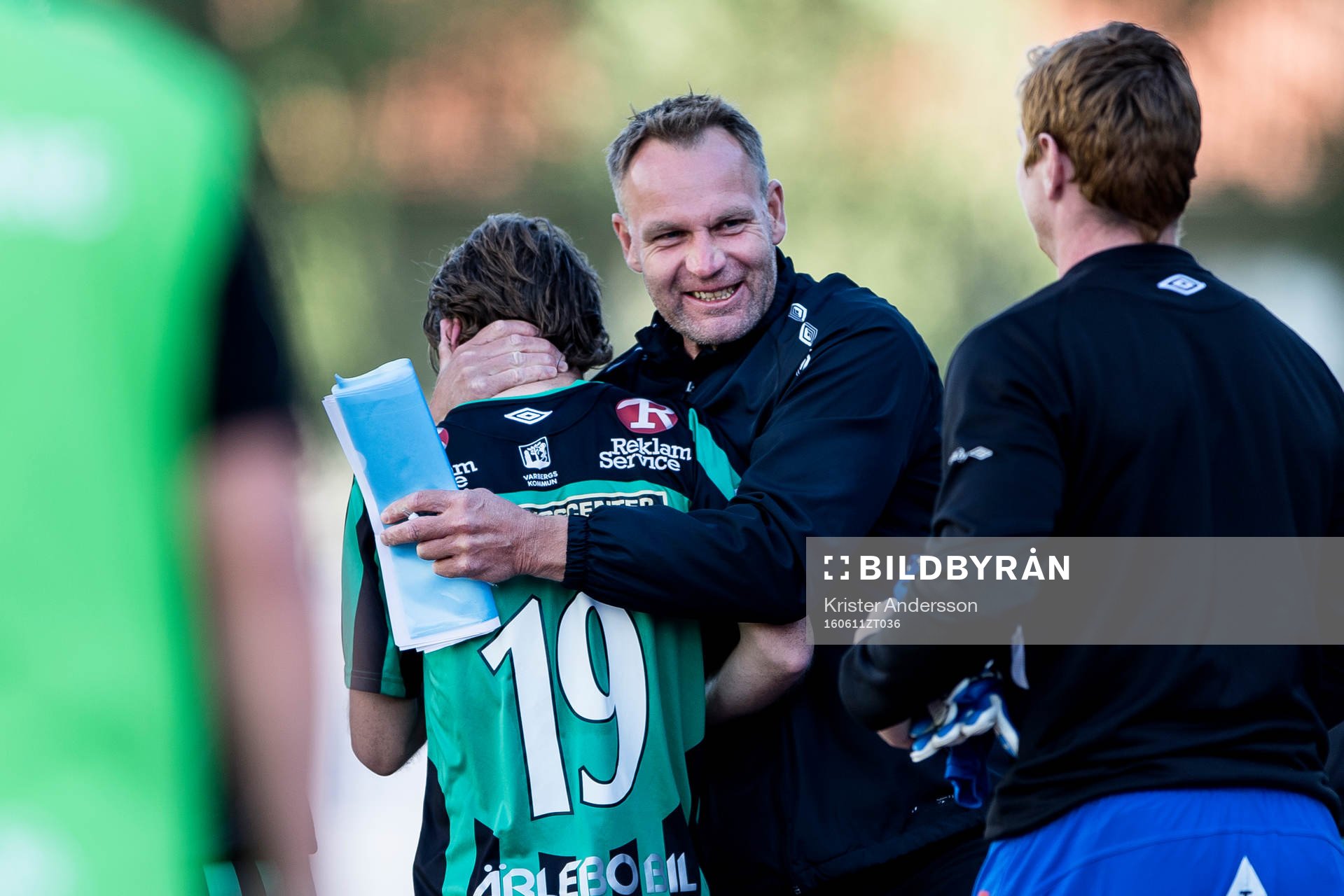 Varbergs assisterande tränare Torbjörn Arvidsson kramar