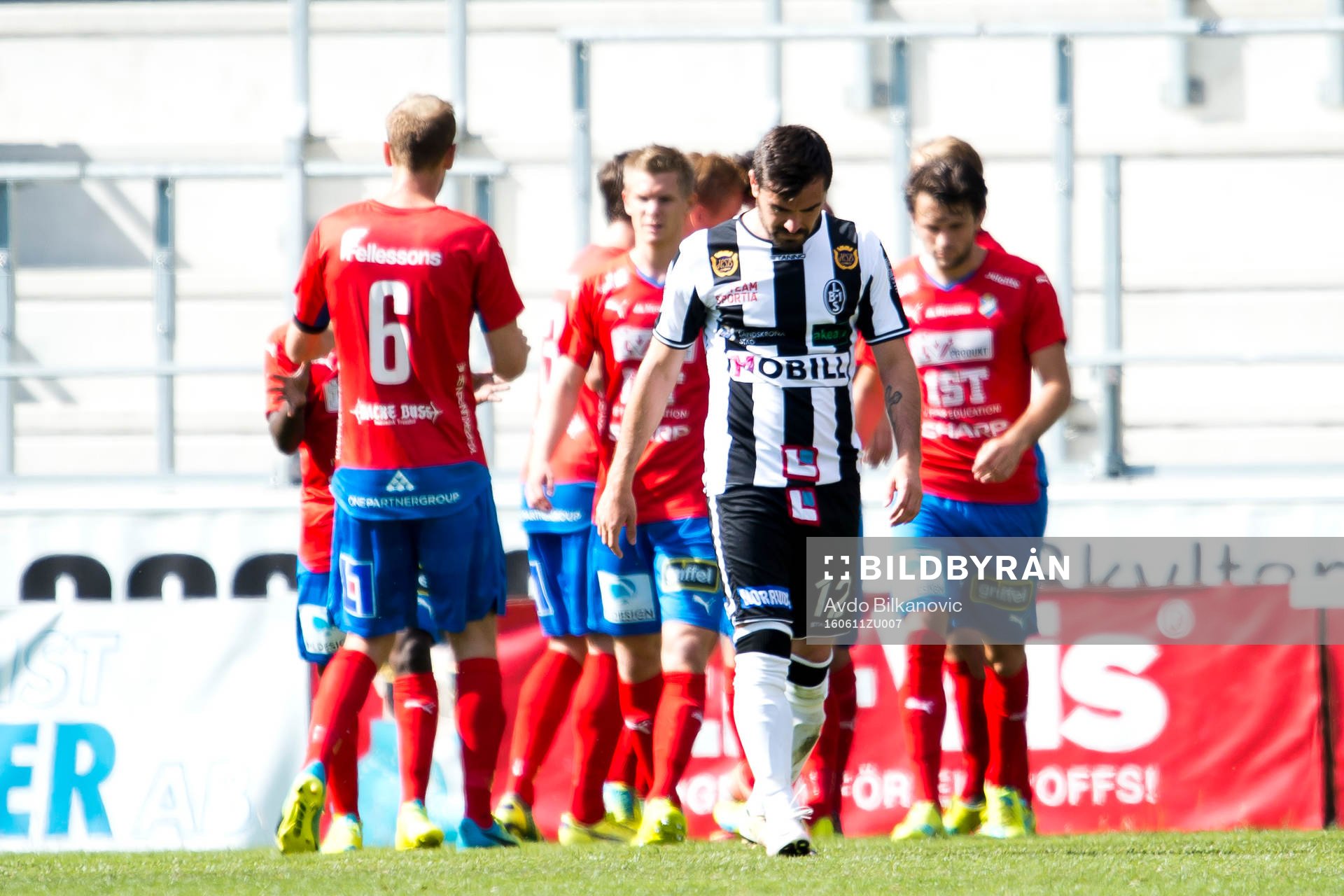 Landskronas Igor Arsenijevic deppar och Östers spelare