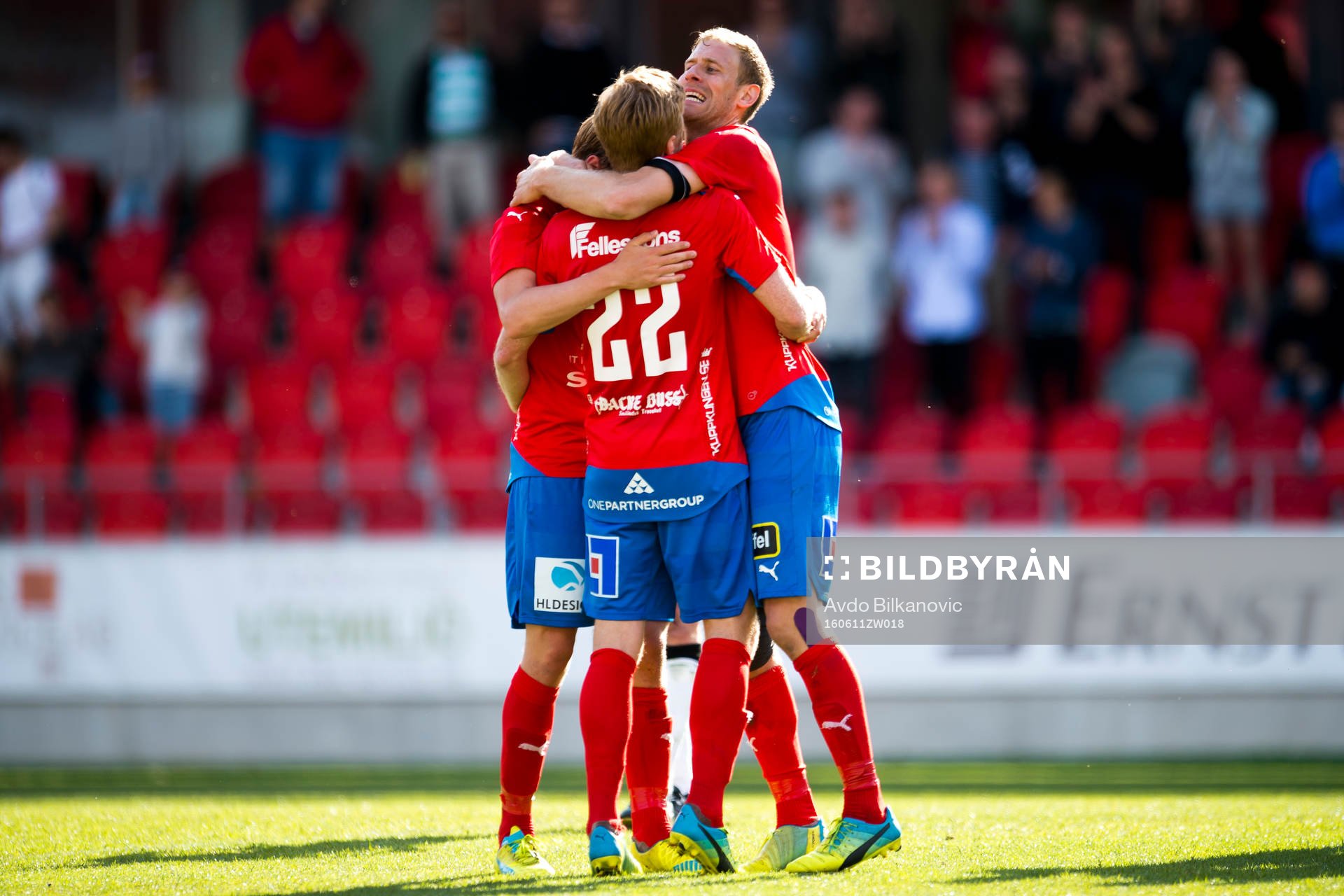 Östers spelare jublar efter slutsignalen under fotbollsmatchen i Division 1 Södra mellan Öster och Landskrona den 11 juni 2016 i Växjö.