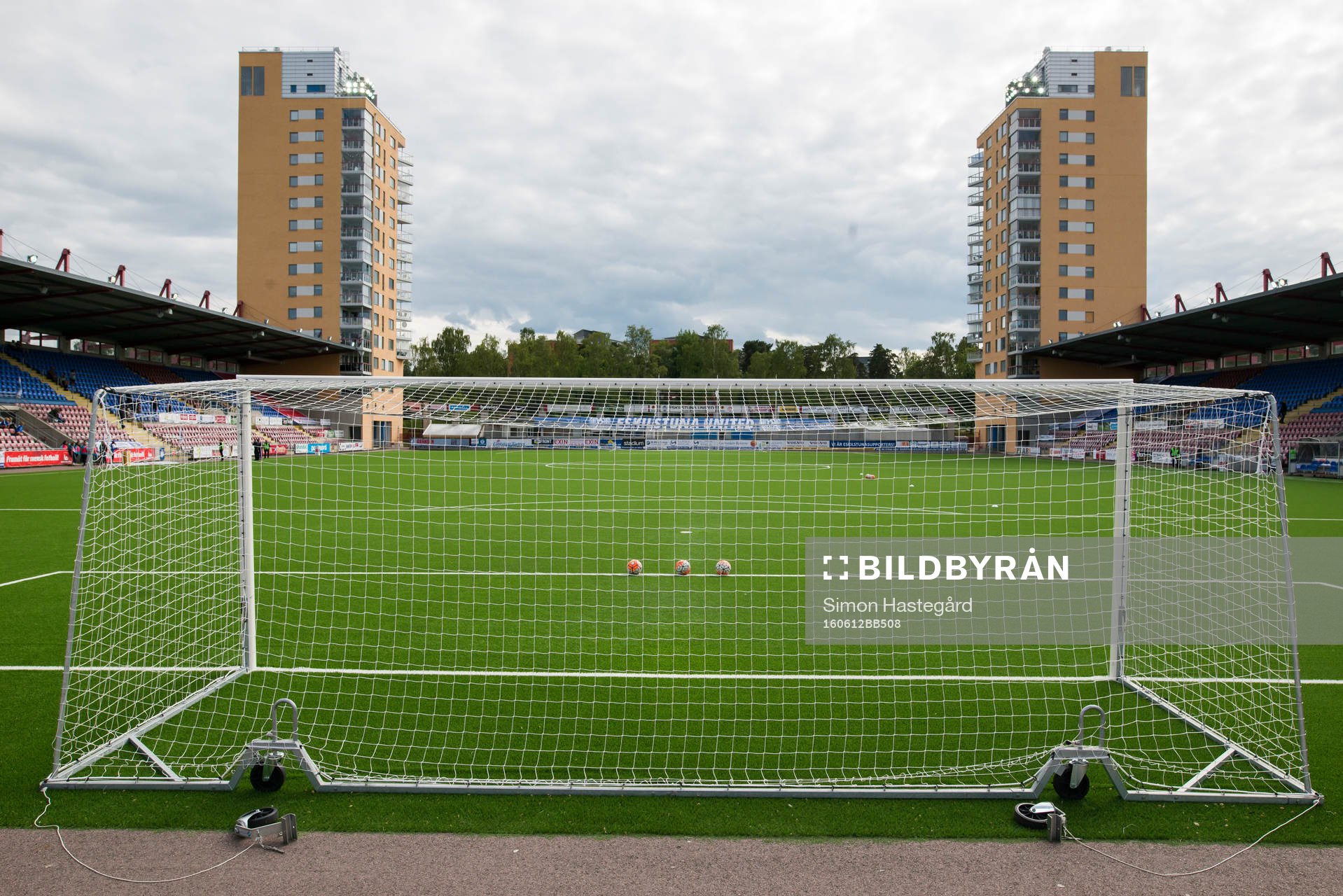 Målbur före fotbollsmatchen damallsvenskan mellan