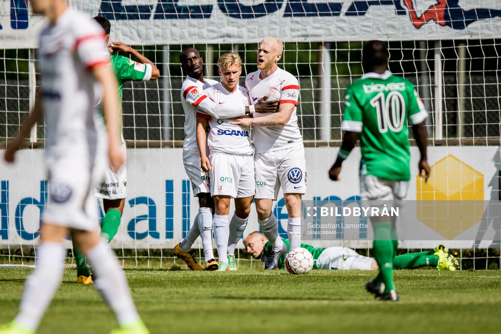 Assyriskas Simon Strand (mitten) har gjort 0-1 och jublar med sina lagkamrater under fotbollsmatchen i Superettan mellan Ljungskile och Assyriska den 12 juni 2016 i Ljungskile.