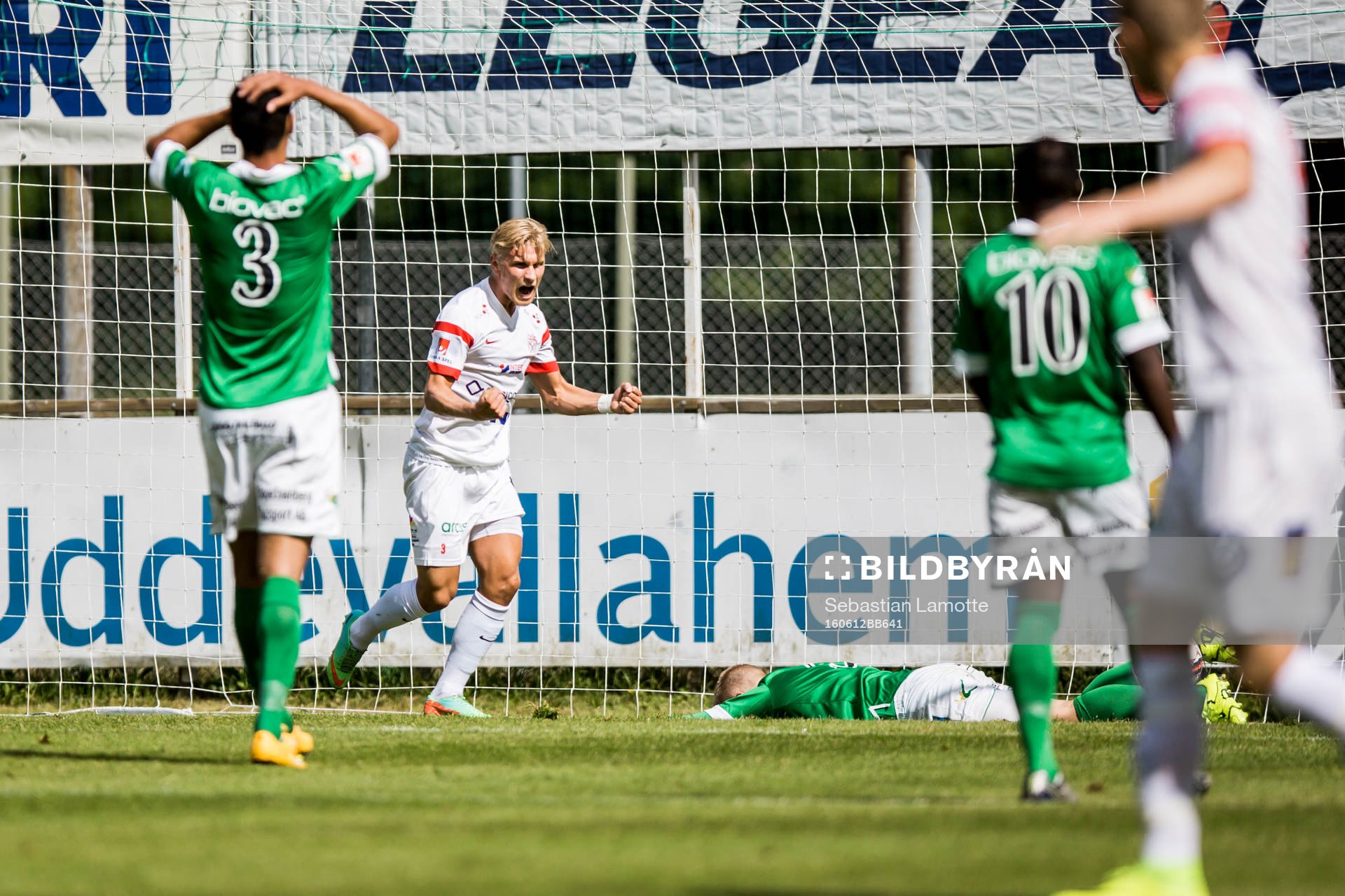Assyriskas Simon Strand har gjort  0-1 och jublar