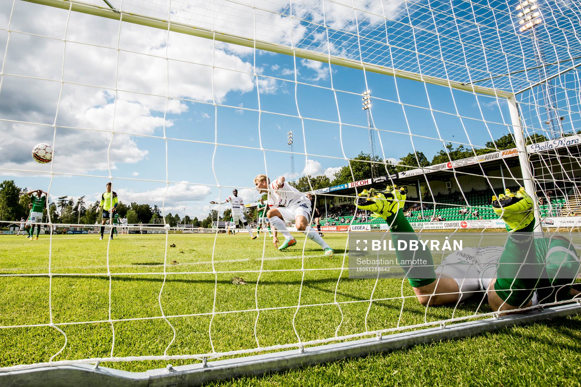 Assyriskas Simon Strand har gjort  0-1 och jublar