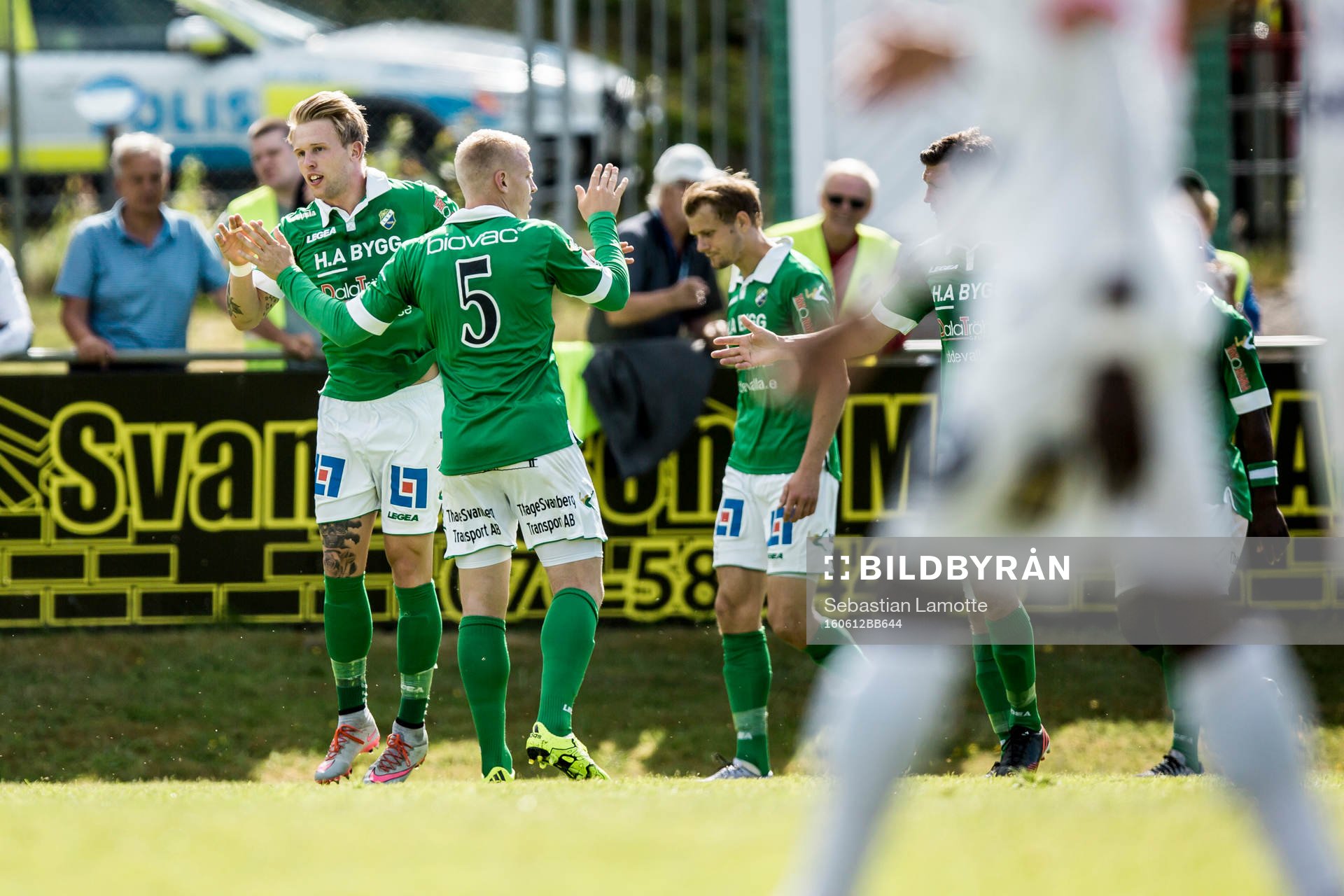 Ljungskiles Tim Nilsen har kvitterat till 1-1 och jublar med lagkamraterna under fotbollsmatchen i Superettan mellan Ljungskile och Assyriska den 12 juni 2016 i Ljungskile.
