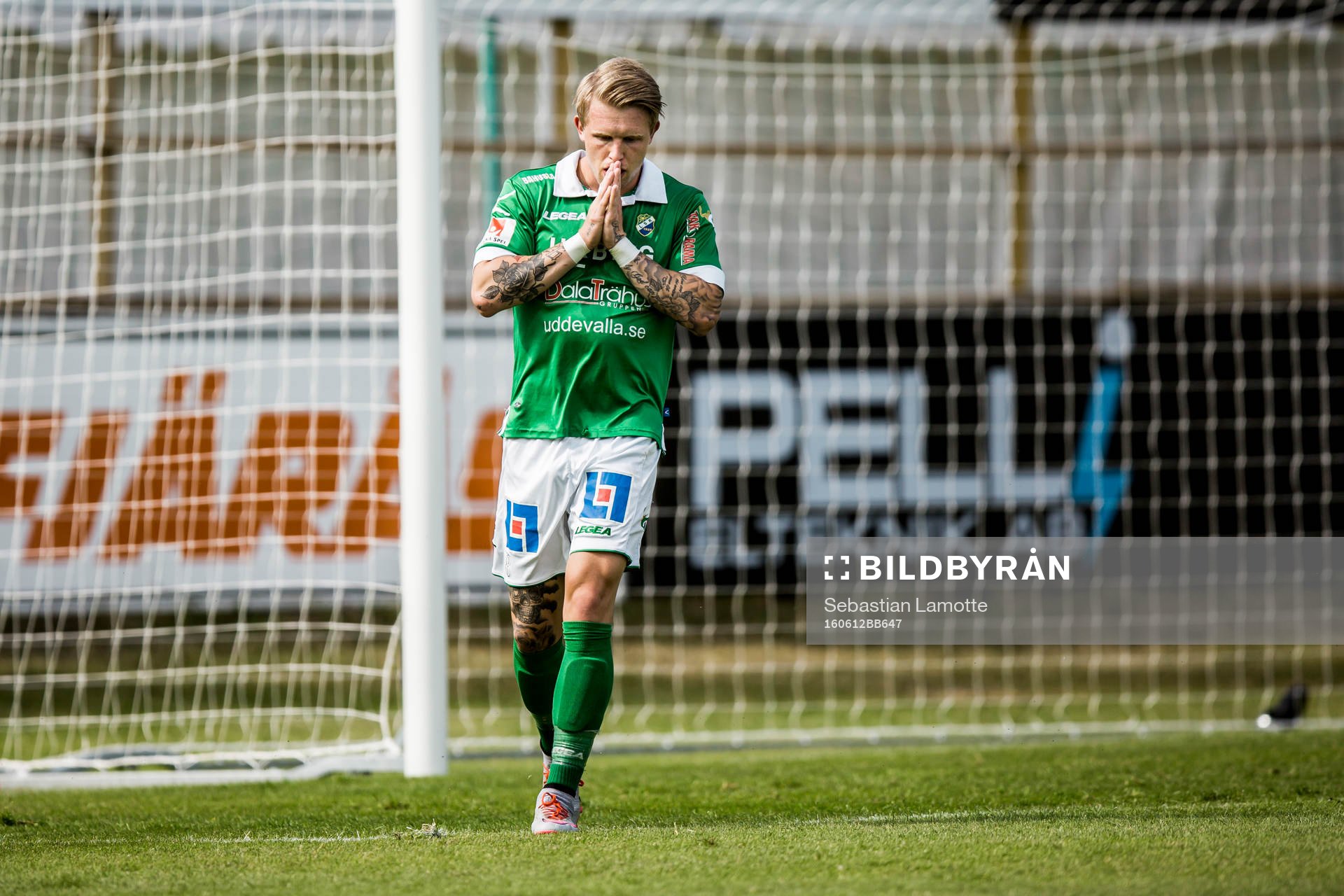 Ljungskiles Tim Nilsen har missat en målchans och deppar