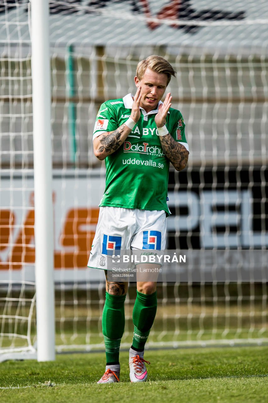 Ljungskiles Tim Nilsen har missat en målchans och deppar