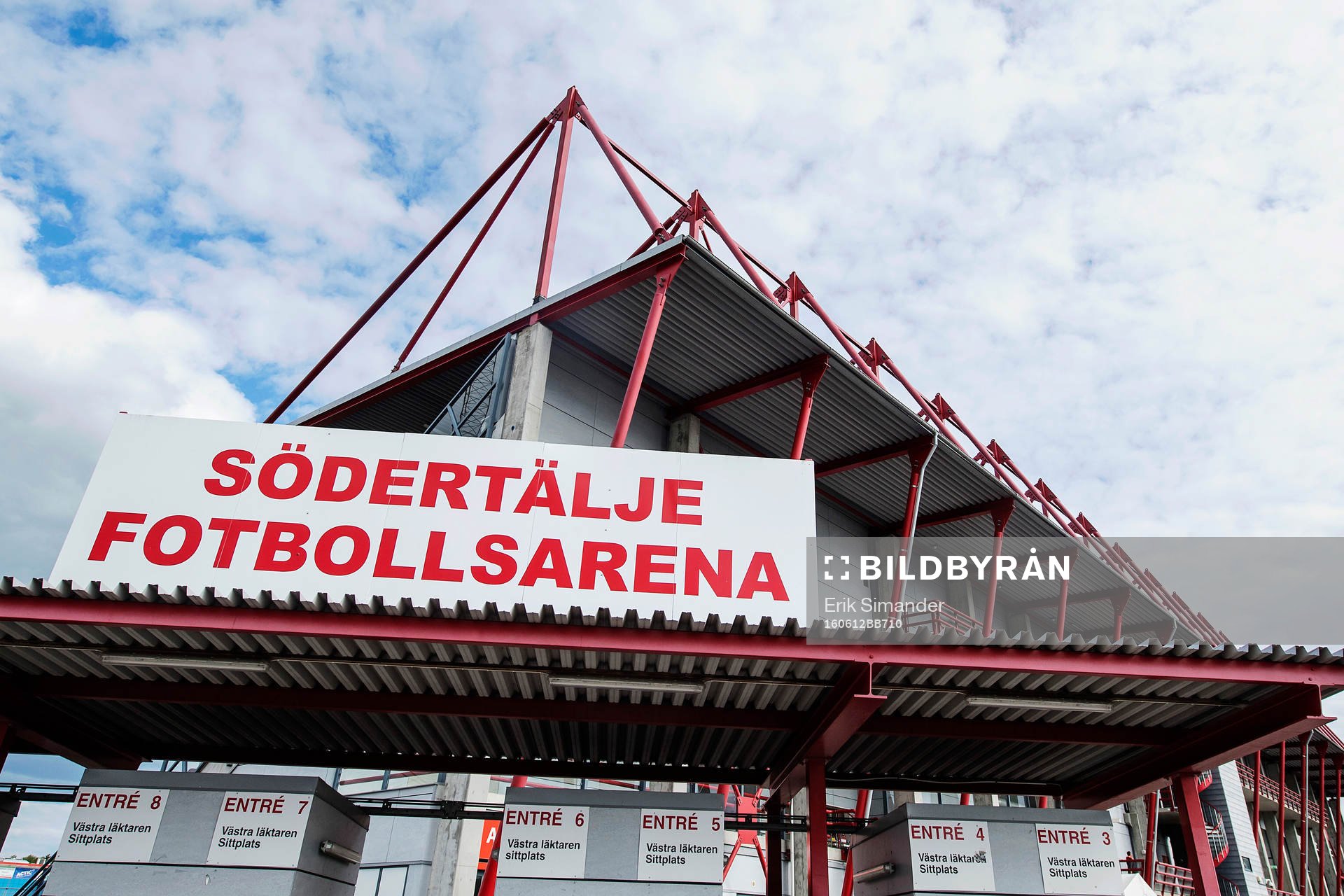 Generell vy över entrén till Södertälje Fotbollsarena