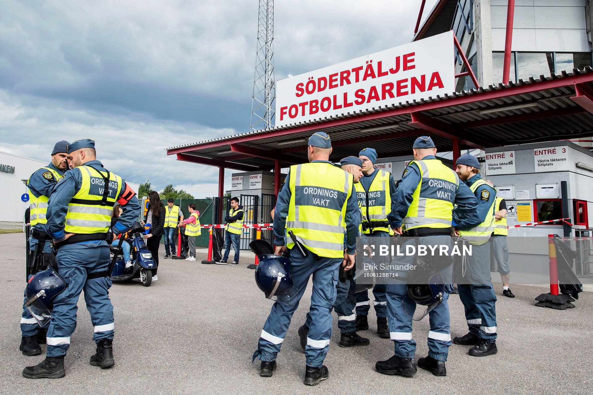 Ordningsvakter på plats utanför Södertälje Fotbollsarena