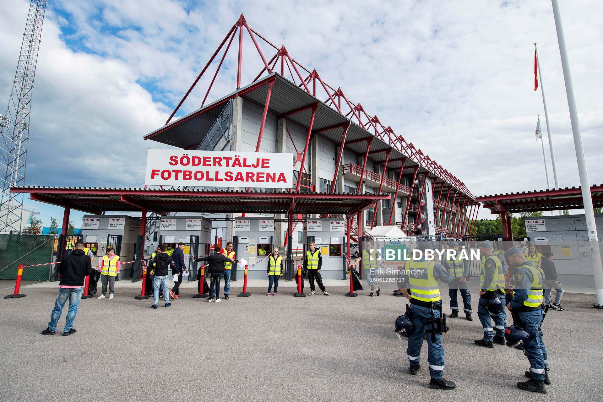 Ordningsvakter på plats utanför Södertälje Fotbollsarena